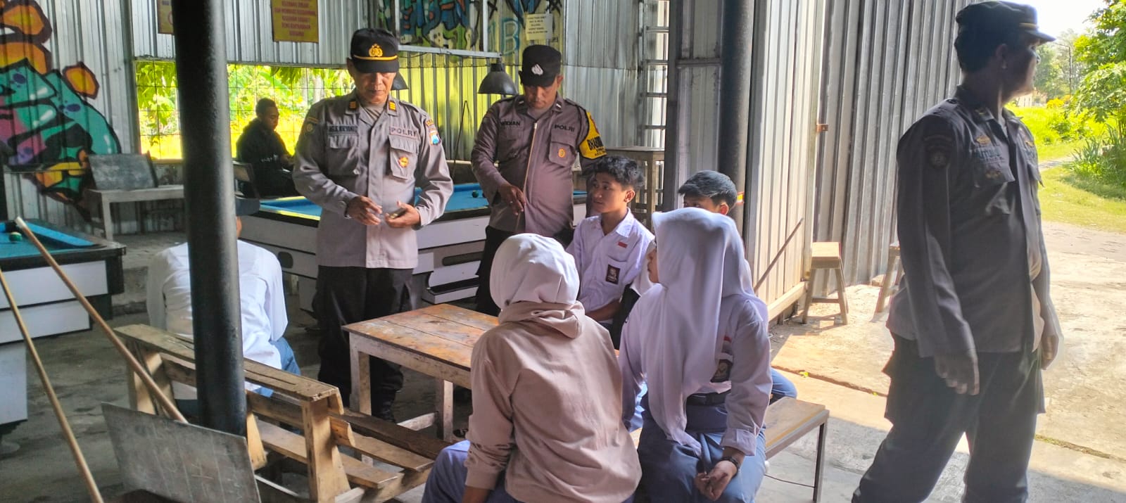 Sambangi Cafe, Patroli Polsek Warujayeng Temukan Pelajar Nongkrong Saat Jam Sekolah