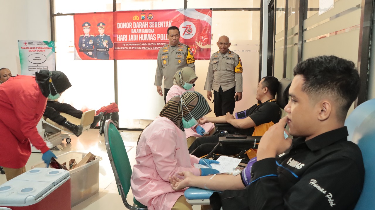 Sinergi untuk Kemanusiaan: Polres dan Wartawan Nganjuk Gelar Donor Darah dalam Rangka HUT Humas Polri ke-73