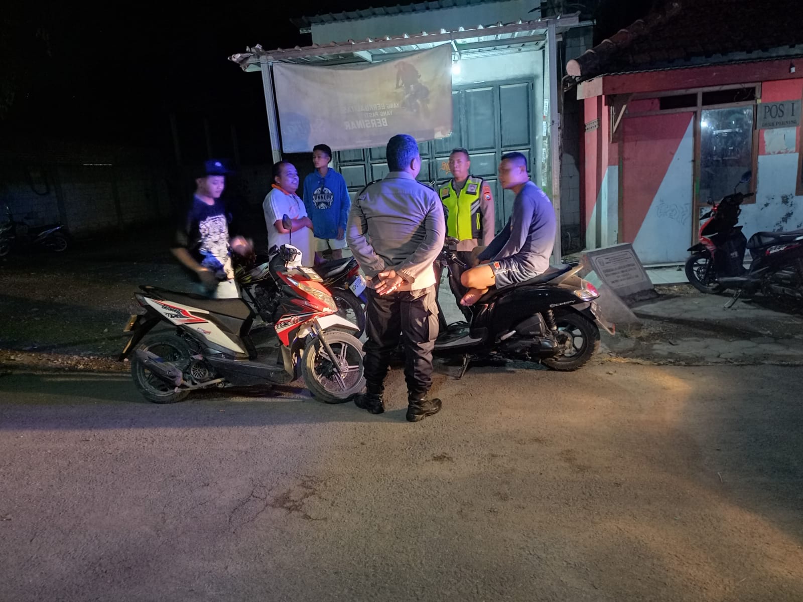 Patroli Malam Polsek Jatikalen Antisipasi Kejahatan dan Dialogis Dengan Pemuda