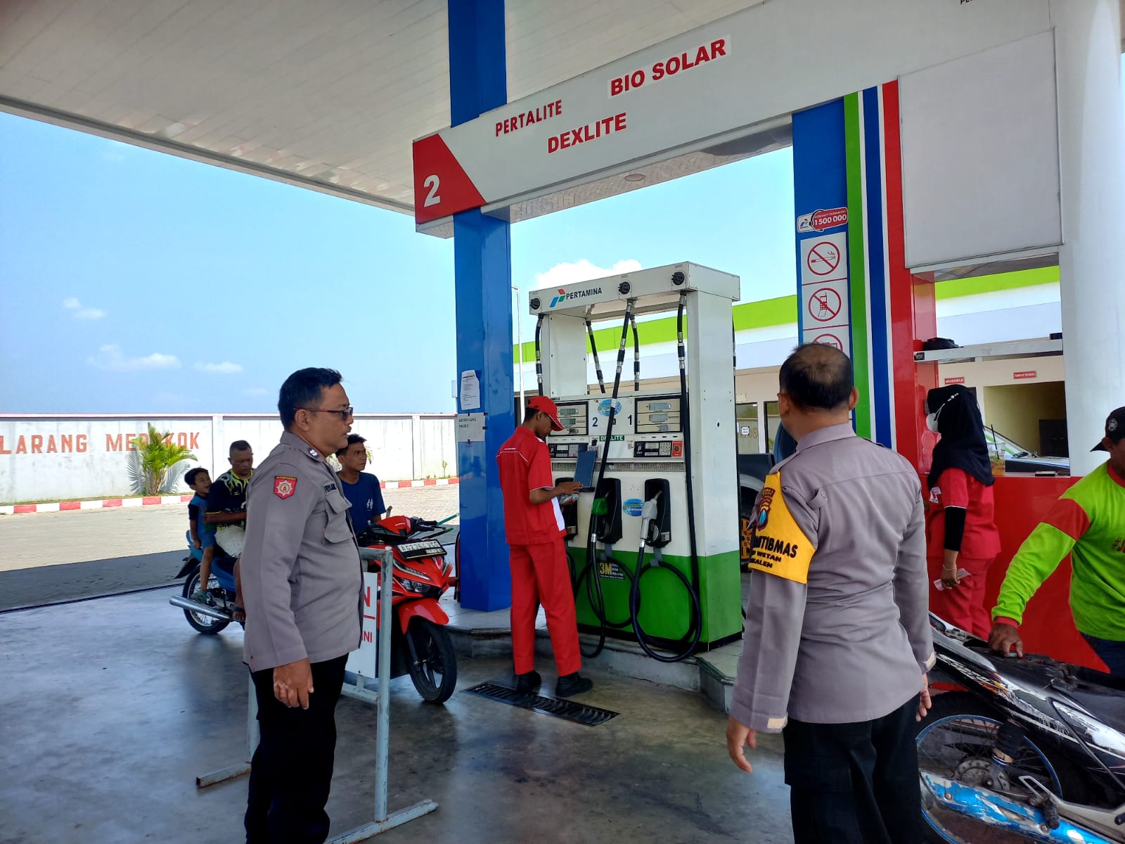 Polsek Jatikalen Gelar Patroli Dialogis di SPBU di Desa Munung, Kec Jatikalen, Sampaikan Pesan Kamtibmas