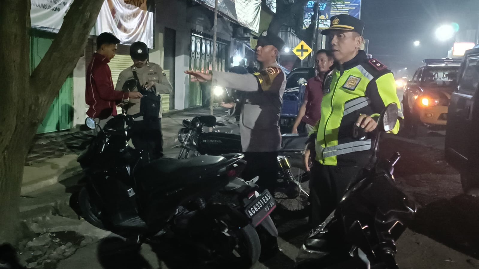 Ciptakan Kamtibmas Kondusif Saat Malam Minggu, Kapolsek Warujayeng Pimpin Patroli dan Razia SREG