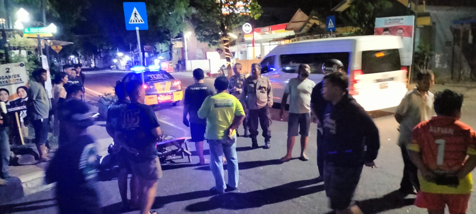 Respon Cepat Polsek Nganjuk Kota: Evakuasi Korban Laka Lantas ke RSUD Nganjuk