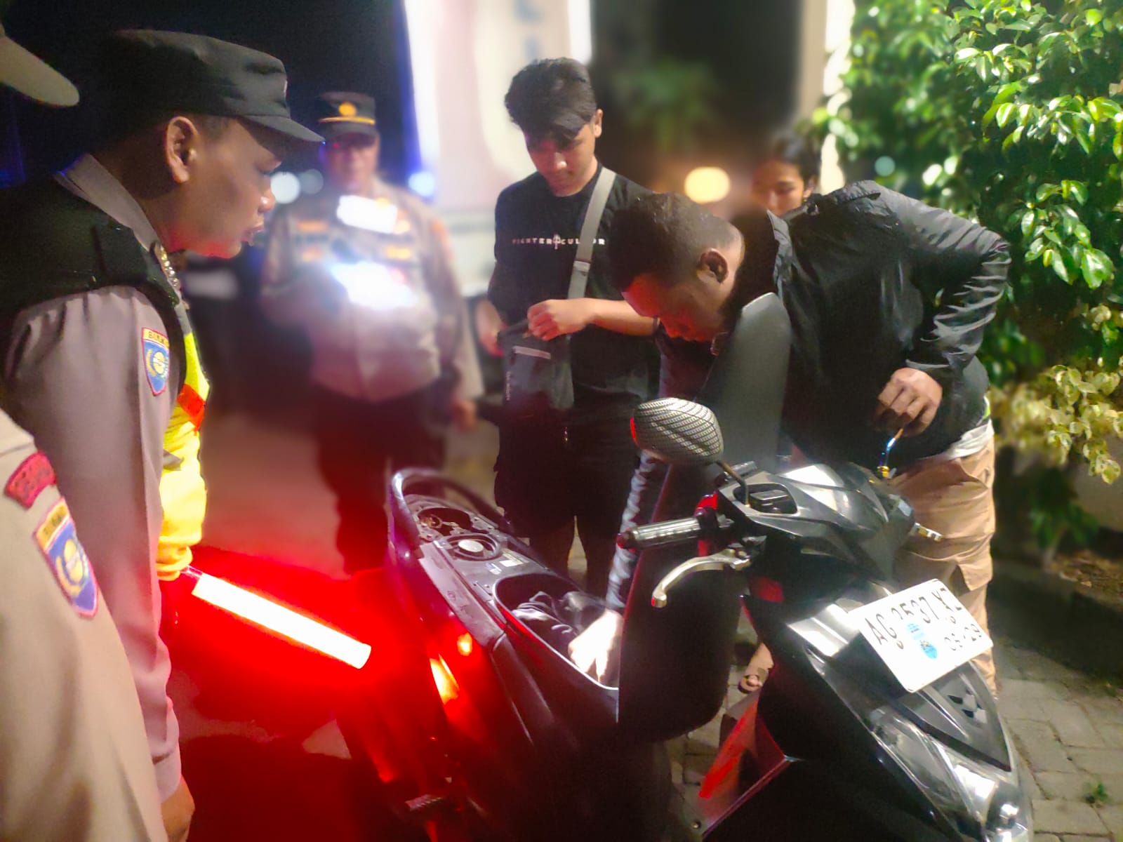 Cegah Gesekan Antar Perguruan Silat, Polsek Jatikalen dan Polsek Patianrowo Laksanakan Patroli Gabungan
