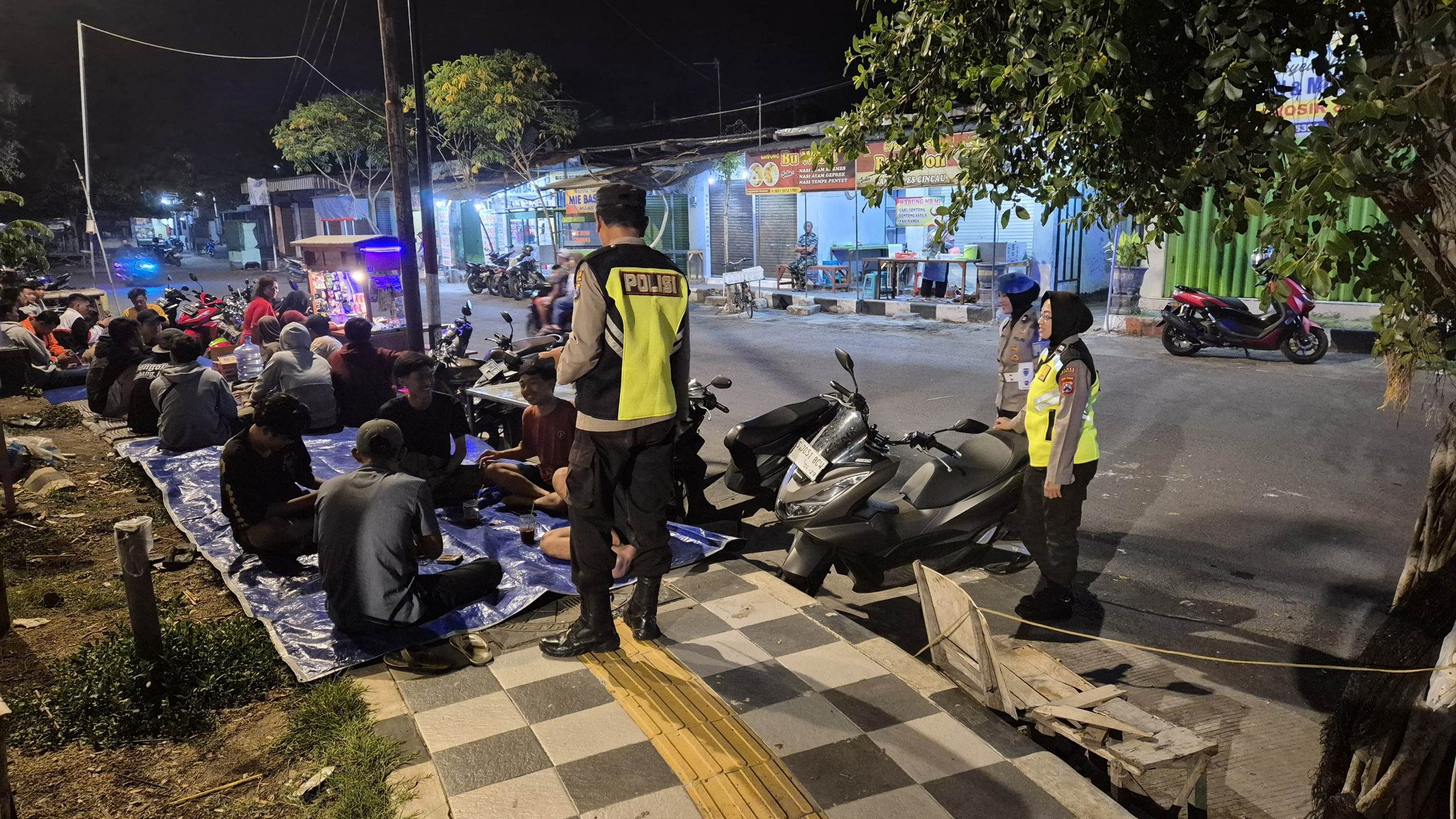 Wakapolsek Kertosono Berikan Himbauan Kamtibmas kepada Pemuda yang Nongkrong di Angkringan Pasar Baru