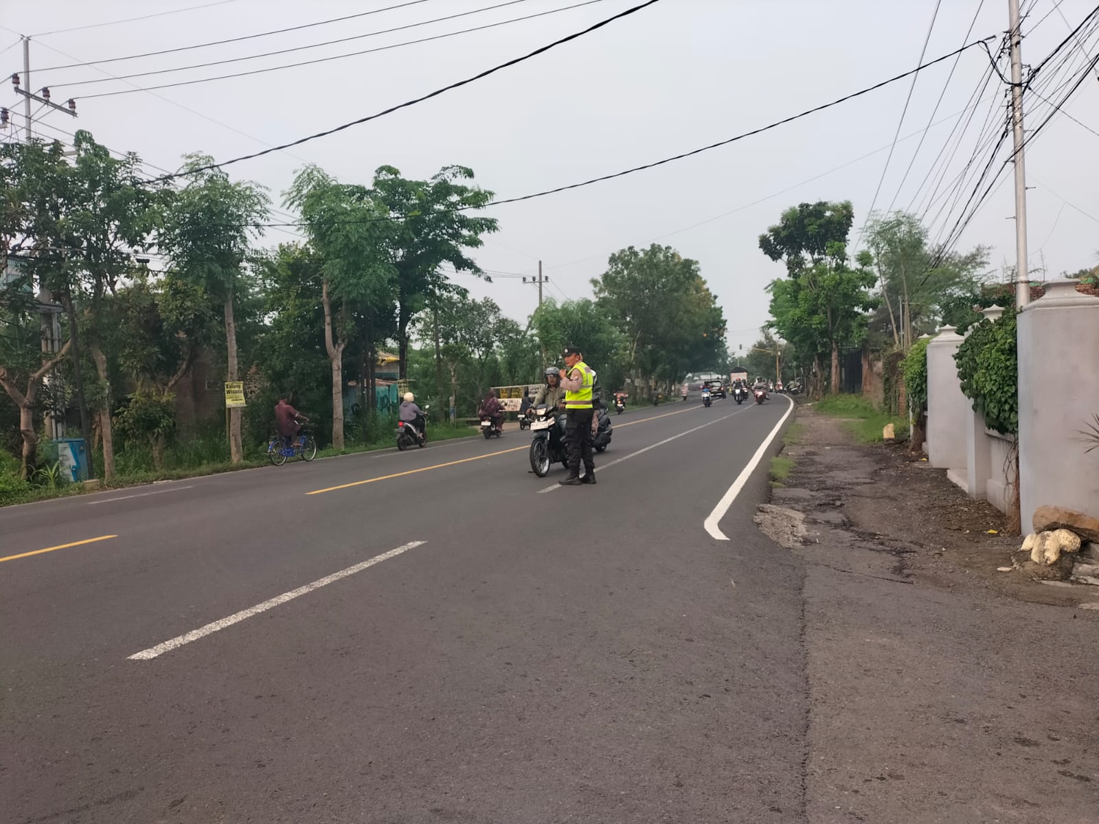 Giat Gaktur Pagi Polsek Kertosono Bantu Penyeberangan Masyarakat
