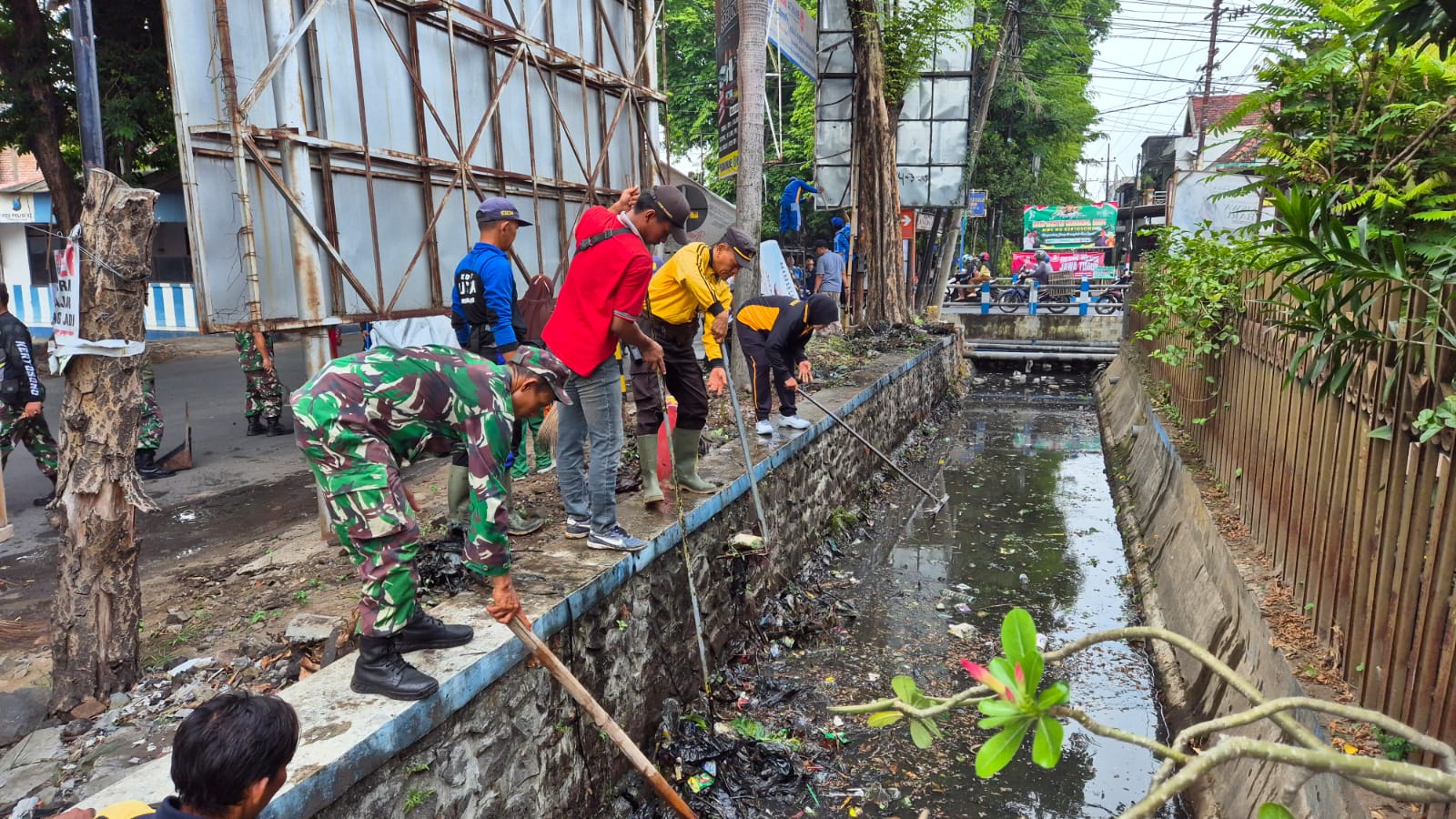 Jum’at Bersih TNI – Polri Bersama Warga Kerja Bakti Bersihkan Saluran Air