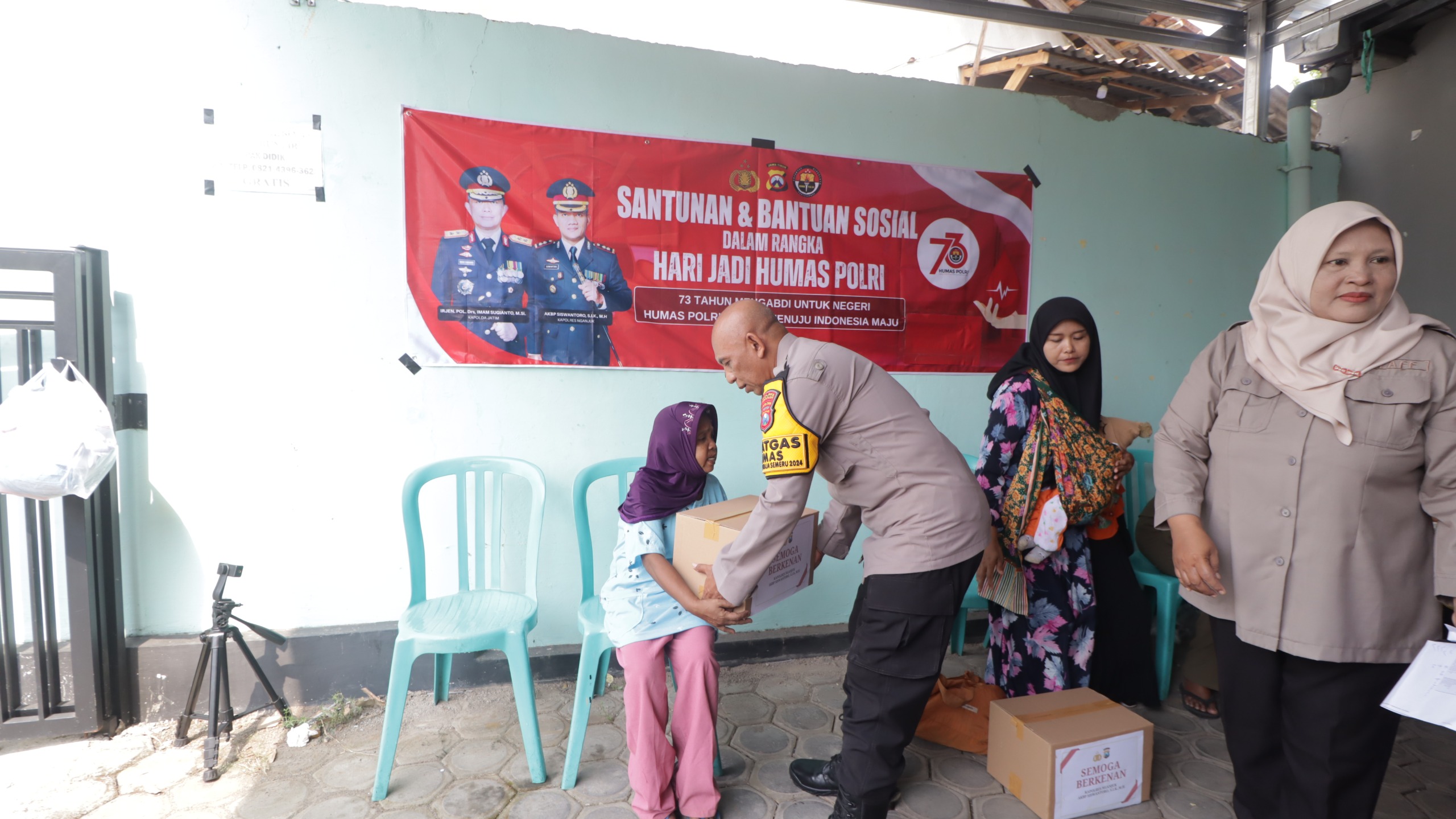 Jum’at Berkah, Sihumas Polres Nganjuk dan Awak Media Bagikan Ratusan Bungkus Makan Siang Gratis untuk Tukang Becak dan Asongan