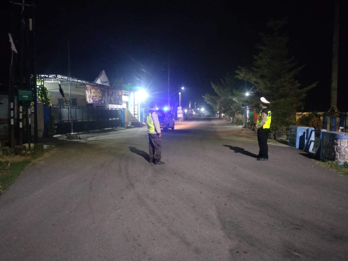 Patroli Pemukiman Cegah Tindak Kejahatan Saat Dini Hari