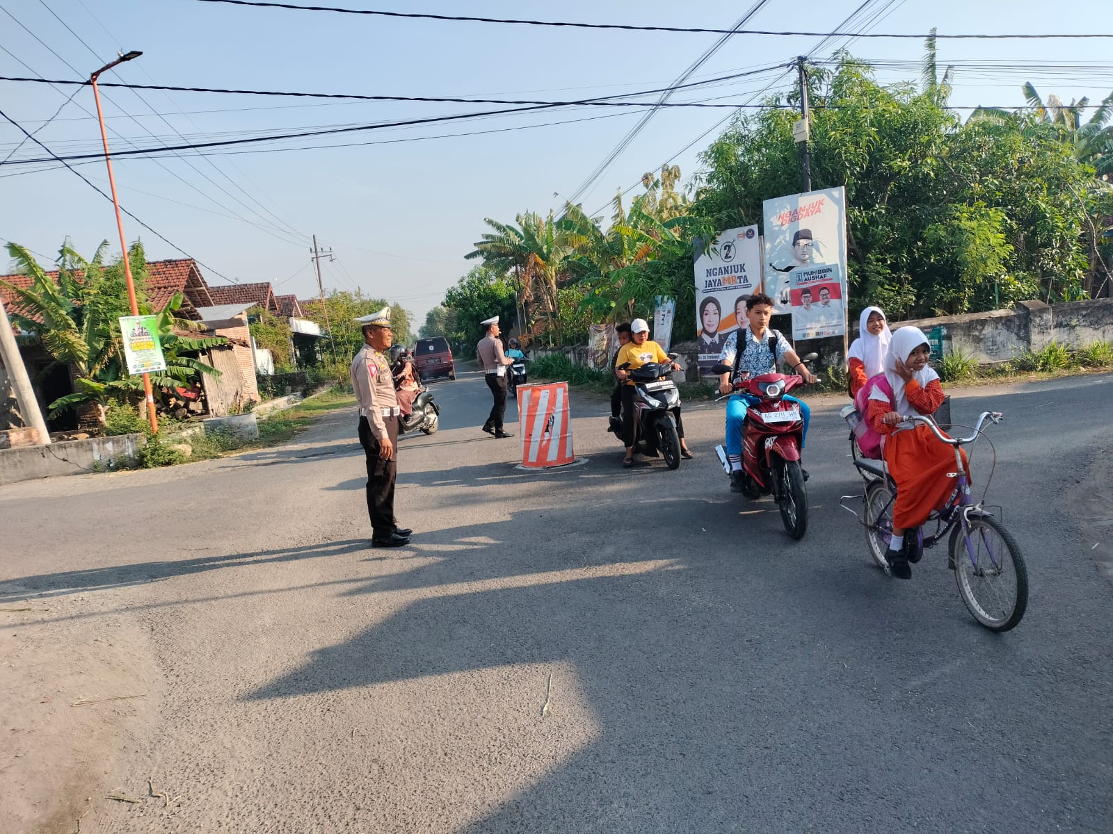 Pagi Hari, Personel Polsek Warujayeng Tampil Memberi Pelayanan Masyarakat