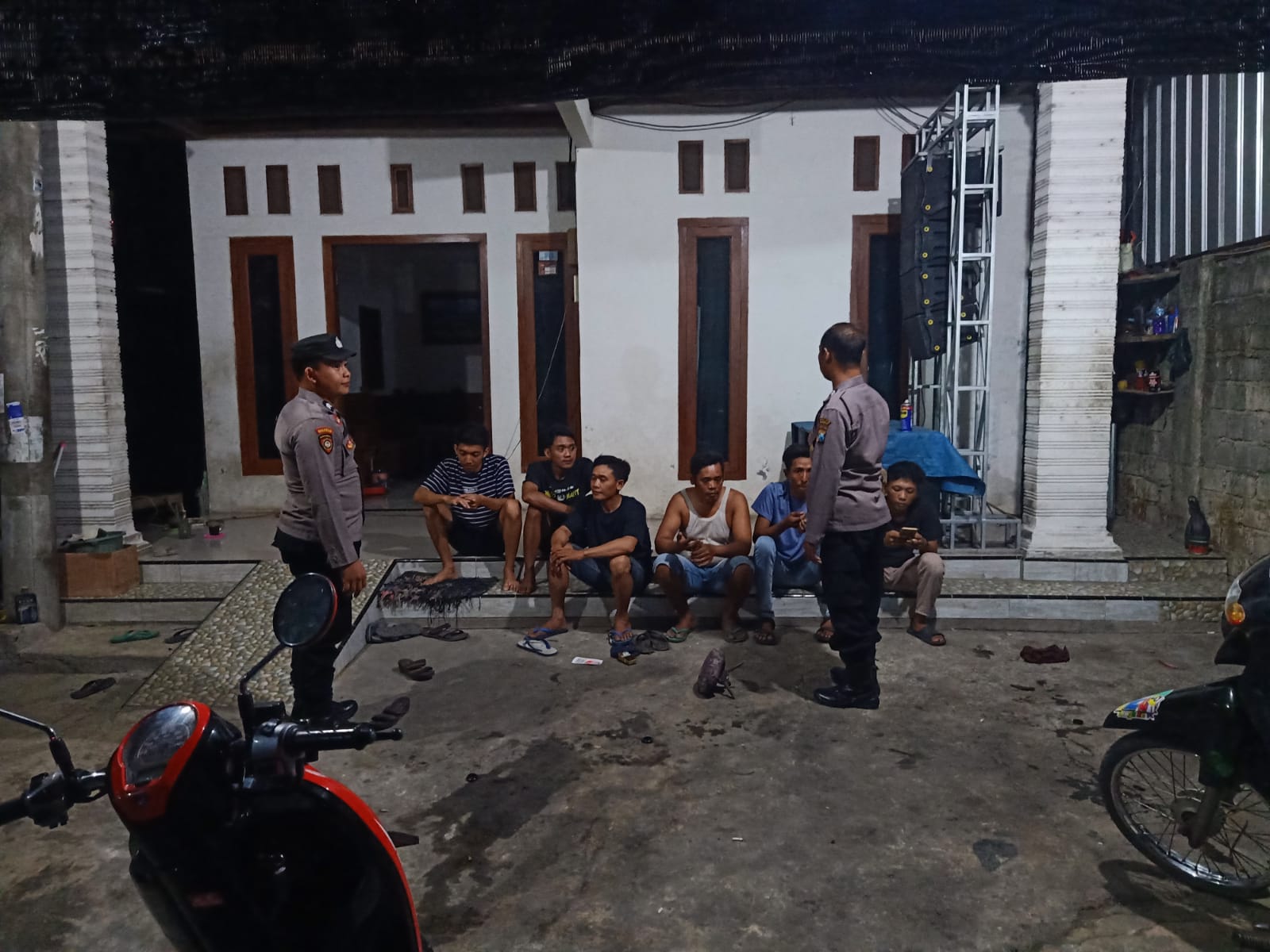 Brikan Rasa Aman, Polsek Jatikalen Gelar Patroli Dialogis dengan Pemuda Di Malam Hari