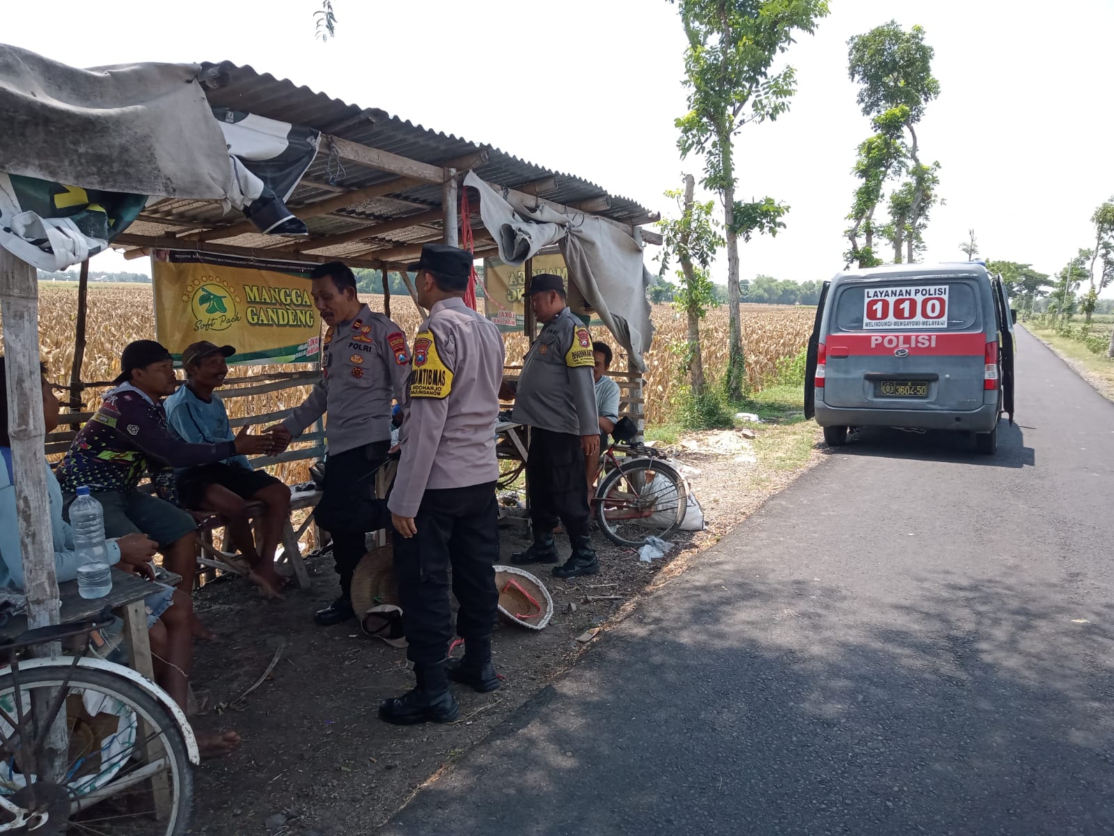 Sapa Warga di Persawahan, Personel Polsek Warujayeng Himbau Gunakan Hak Pilih dalam Pilkada