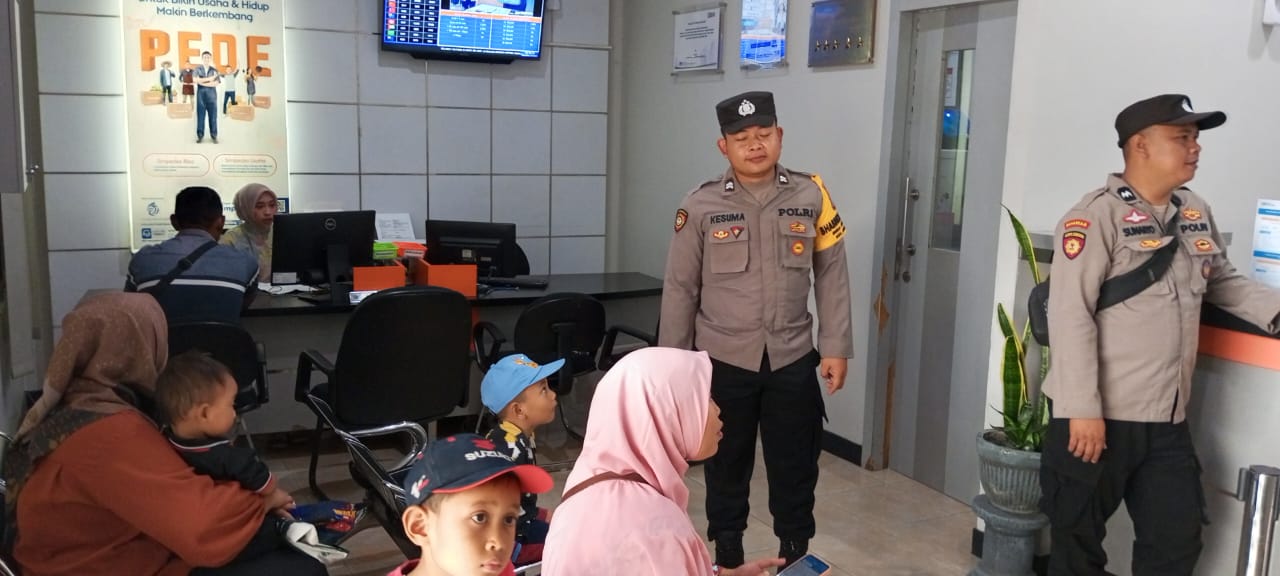 Giatkan Patroli Siang Hari, Anggota Polsek Jatikalen Lakukan Dialogis Dengan Warga Dan Titipkan Pesan Kamtibmas