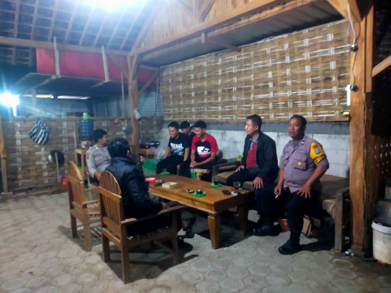 Patroli Dialogis Malam Hari Polsek Jatikalen Dengan Pemuda Desa Perning