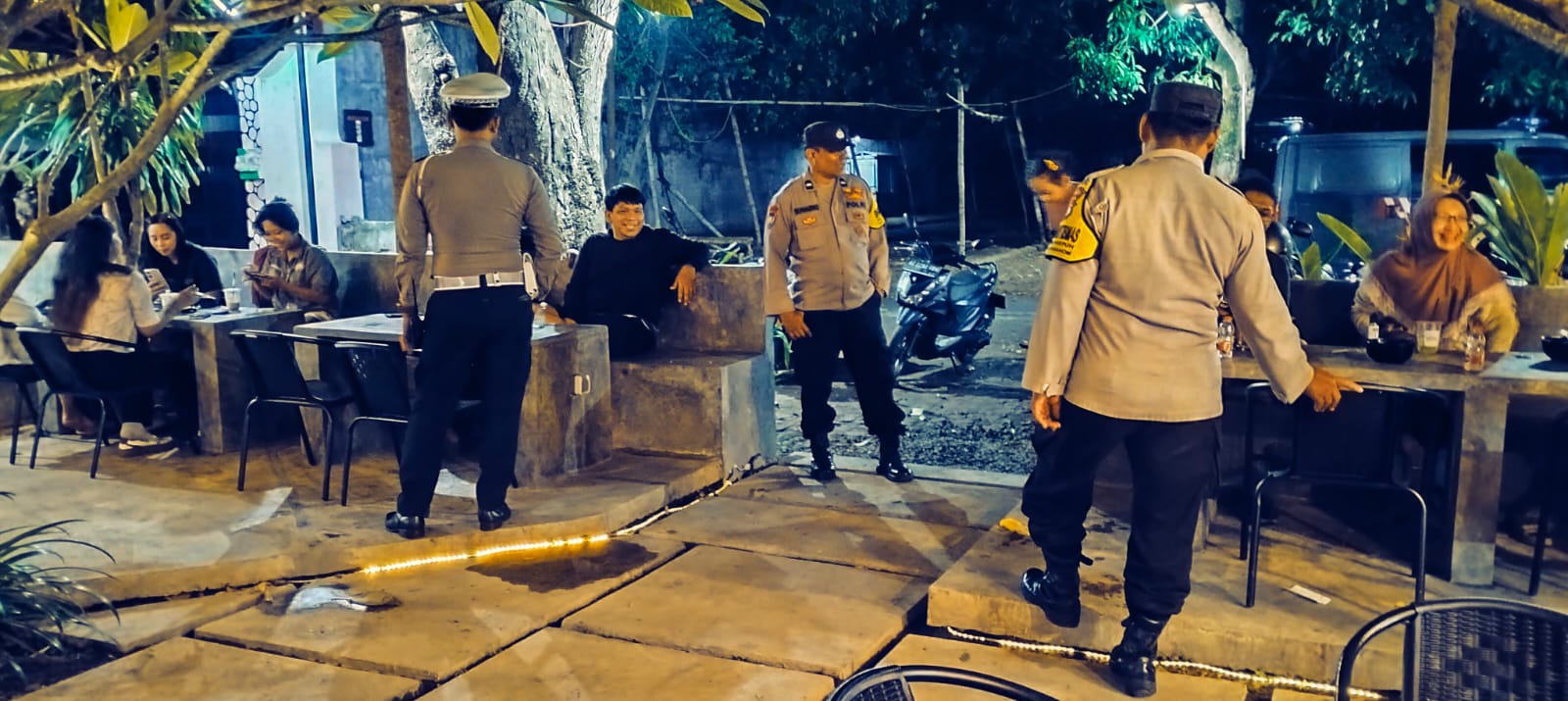 Jaga Kondusifitas Saat Pilkada, Patroli Polsek Warujayeng Sapa Pengunjung Cafe