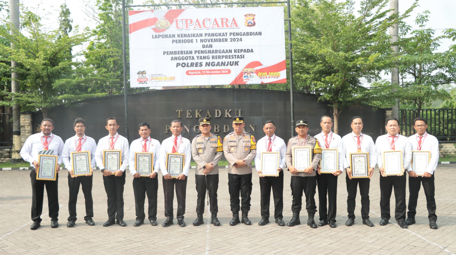 Upacara Kenaikan Pangkat Pengabdian dan Pemberian Penghargaan Anggota Berprestasi di Polres Nganjuk