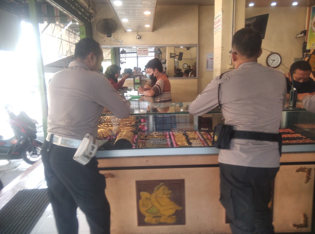 Antisipasi Tindak Kejahatan Personil Polsek Kertosono Patroli Toko Emas