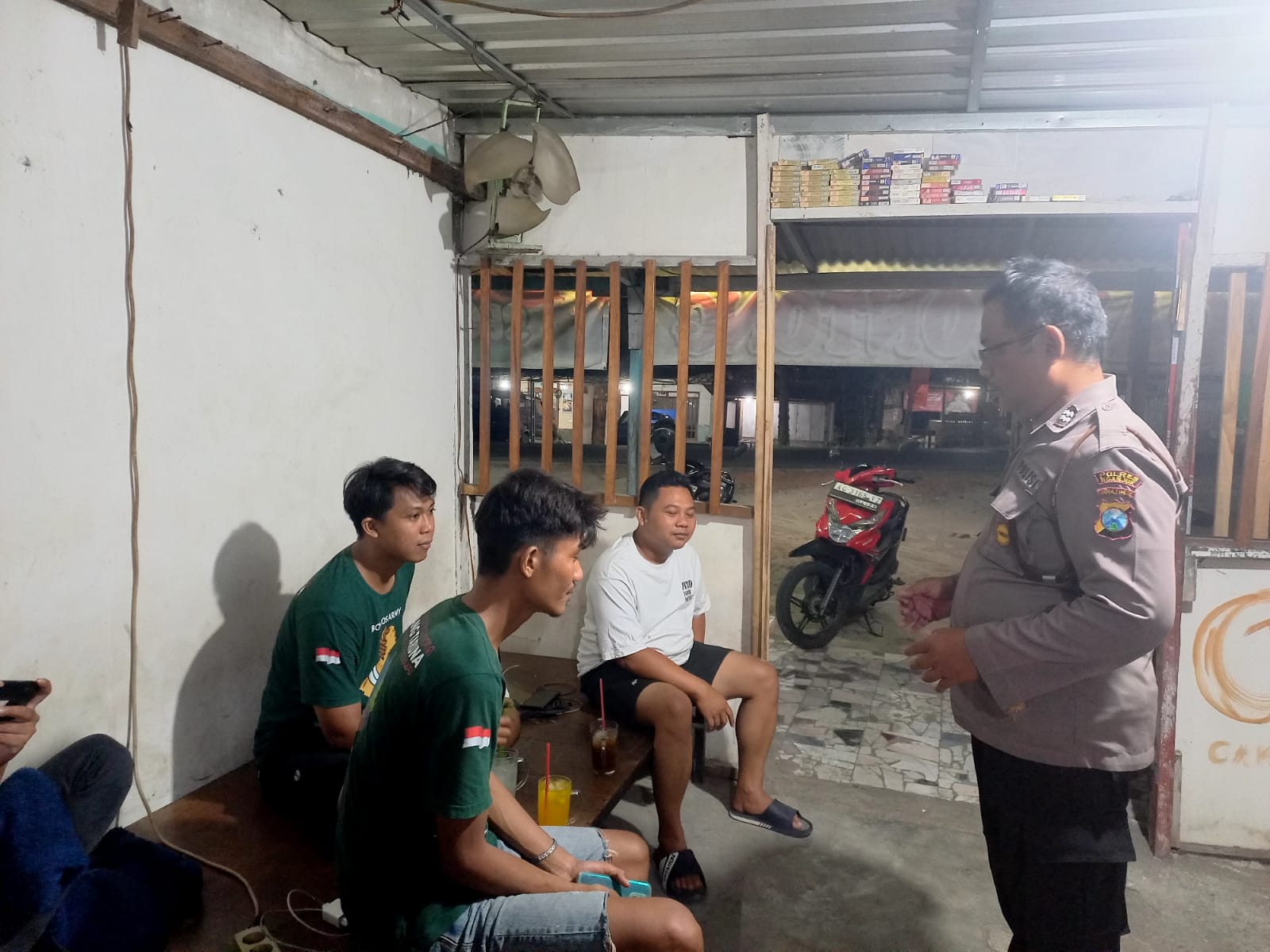 Brikan Rasa Aman, Polsek Jatikalen Gelar Patroli Dialogis dengan Pemuda Di Malam Hari