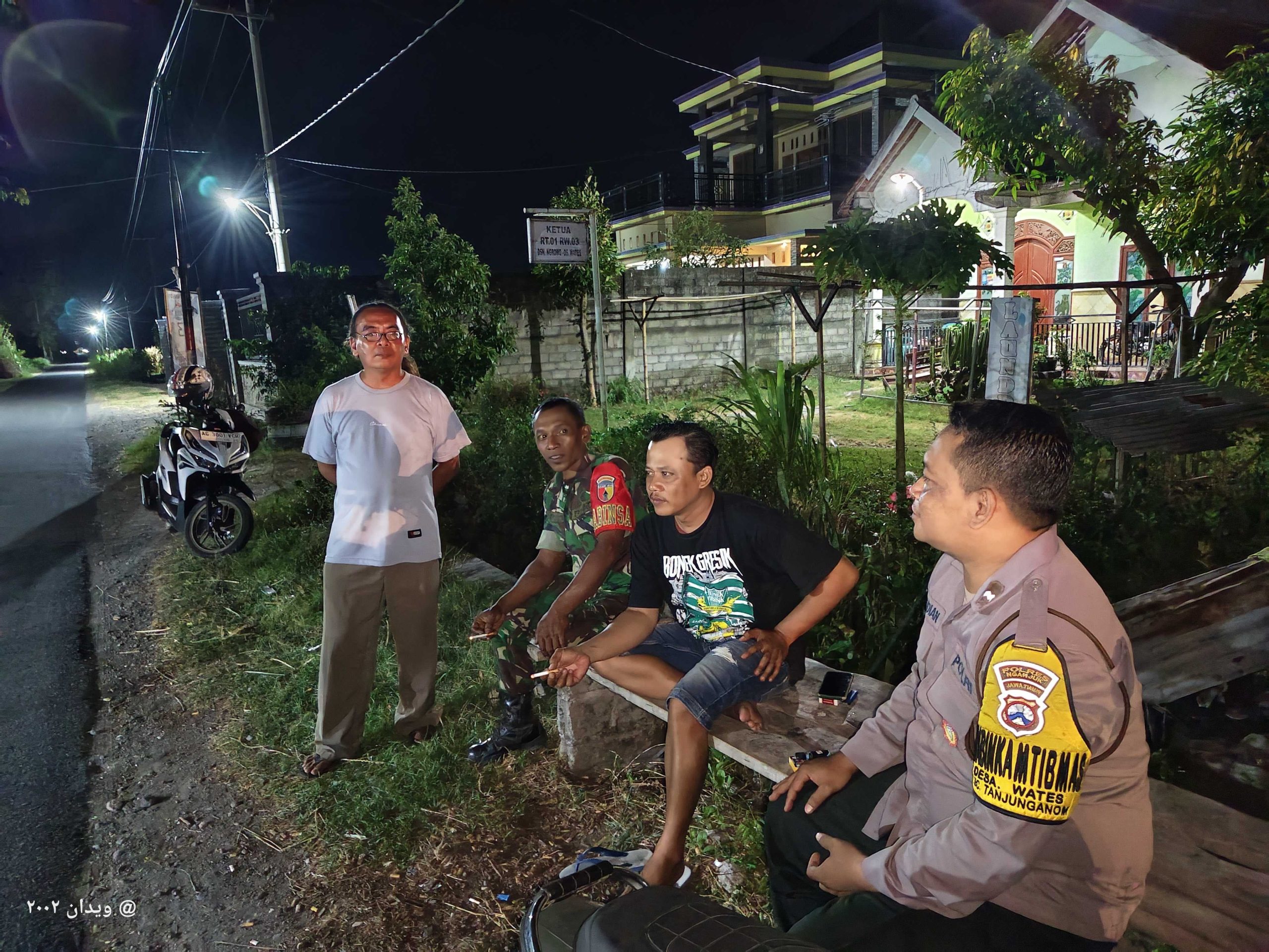 Sambang Desa, Bhabinkamtibmas Wates Sampaikan Pesan Pilkada Damai kepada Warga