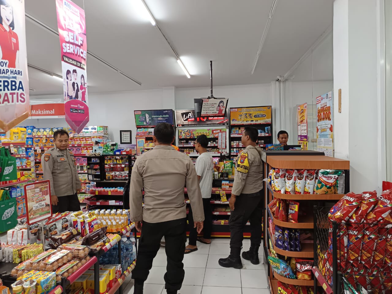 Beri Rasa Aman, Polsek Warujayeng Patroli Minimarket Saat Malam Hari