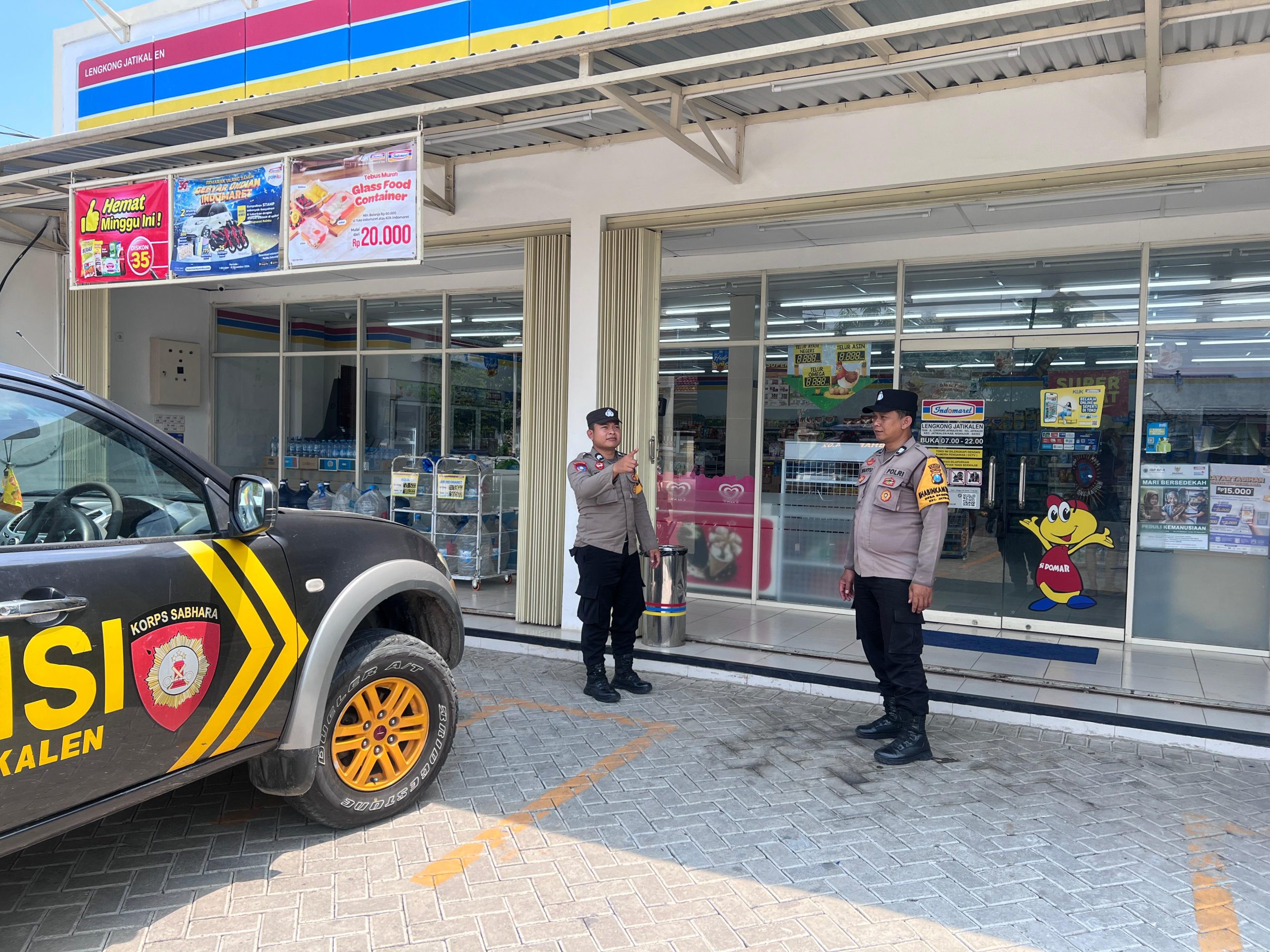 Sambangi Mini market utk cegah tangkal Guan Kamtibmas Patroli polsek Jatikalen ke Indomaret