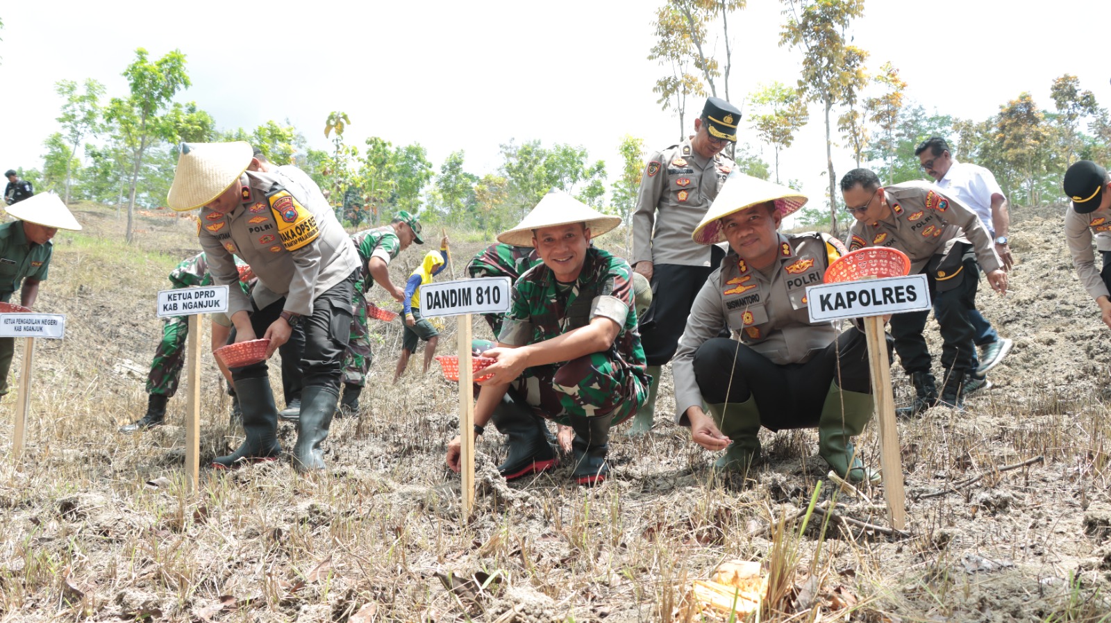 Kapolres Nganjuk dan Forkopimda Tanam Benih Jagung untuk Dukung Ketahanan Pangan Nasional