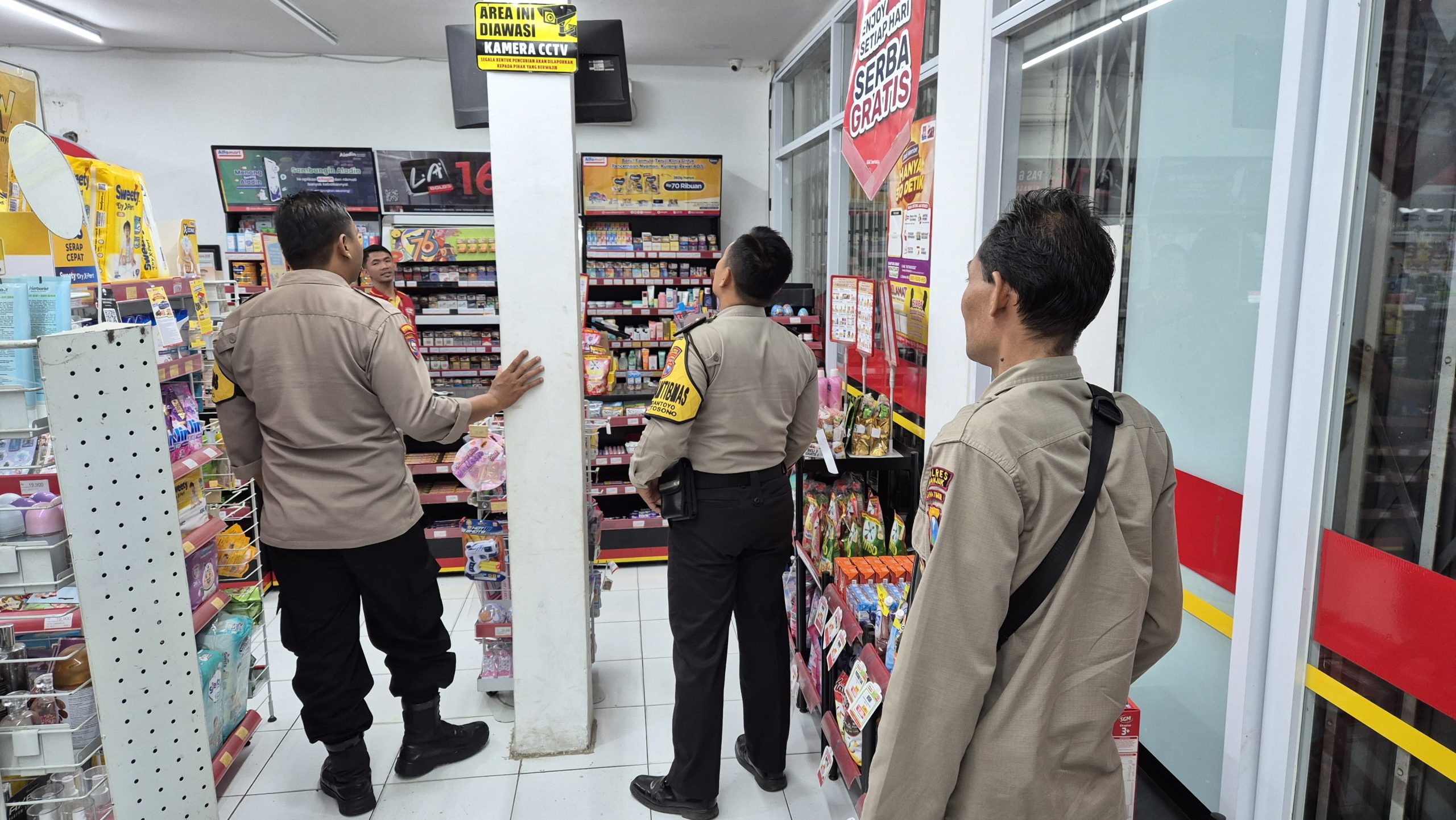 Personil Polsek Kertosono Berikan Himbauan Kamtibmas saat Patroli di Toko Swalayan