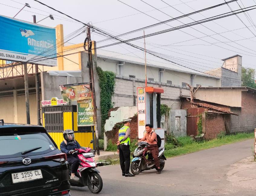 Penampilan Pagi, Panit Lantas Polsek Warujayeng Beri Teguran Pelajar yang Tidak Pakai Helm