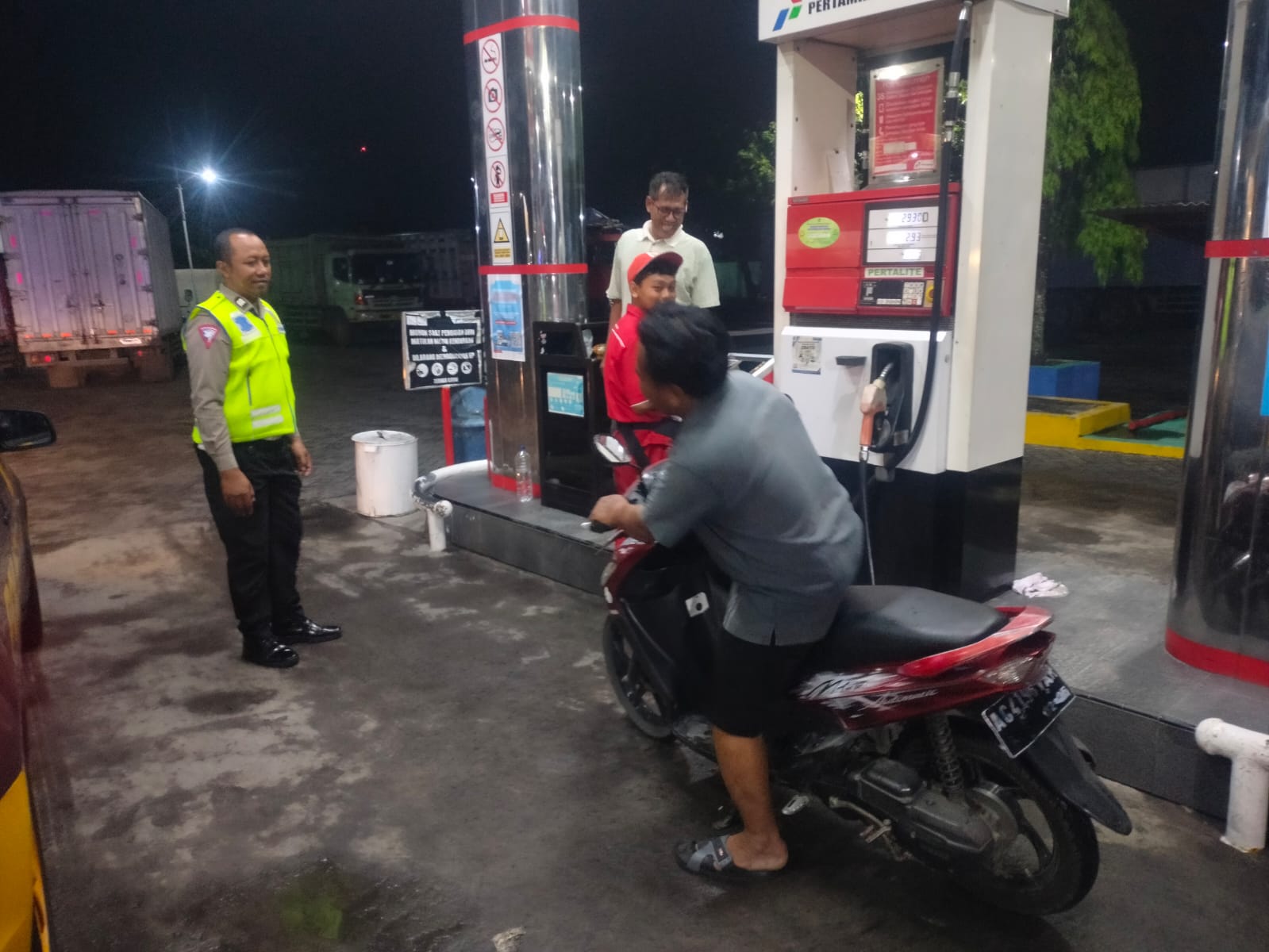 Patroli Samapta Polsek Kertosono Berikan Himbauan Kamtibmas saat Patroli di SPBU