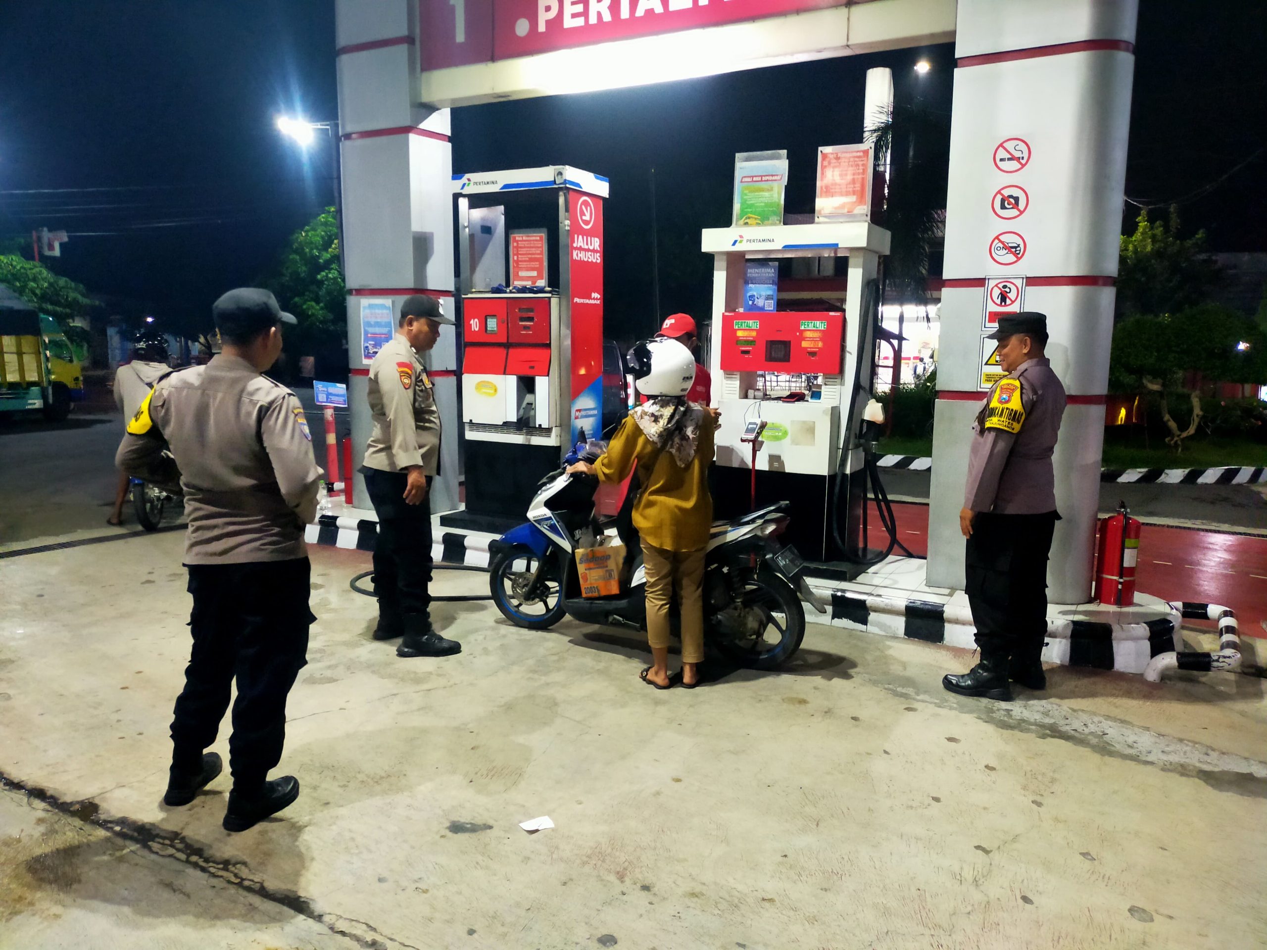 Patroli di SPBU, Polsek Warujayeng Pantau Stok BBM dan Pemberlakukan Sistem Barcode