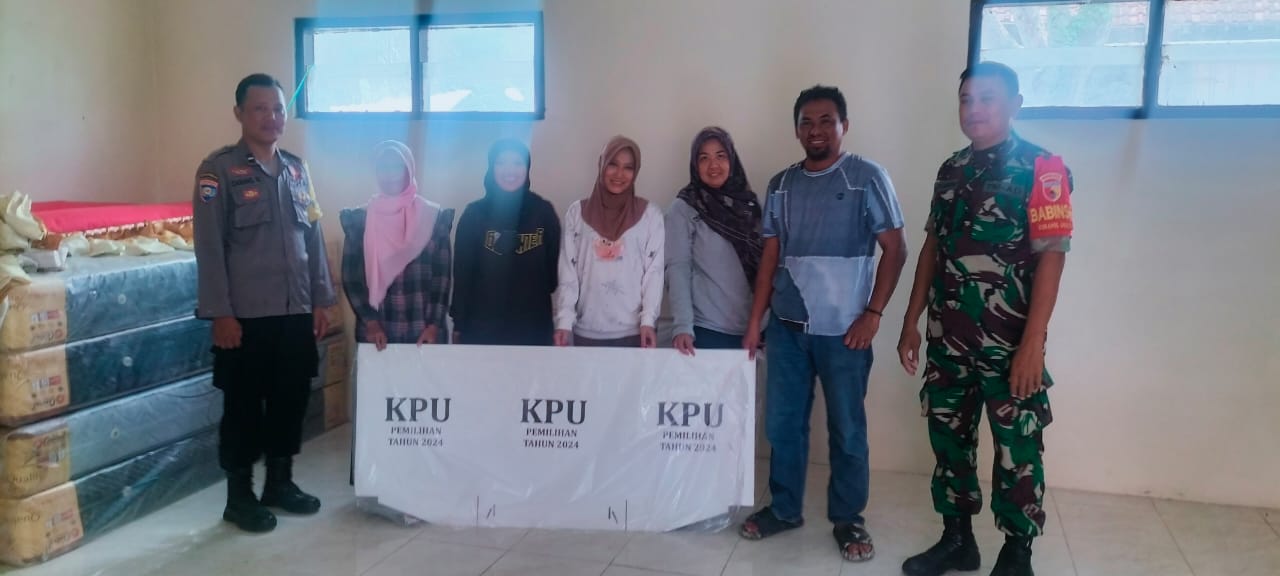 Sinergi Pengamanan Pemilu: Bhabinkamtibmas, Babinsa, dan PPS Kawal Bilik Suara ke Kelurahan Werungotok