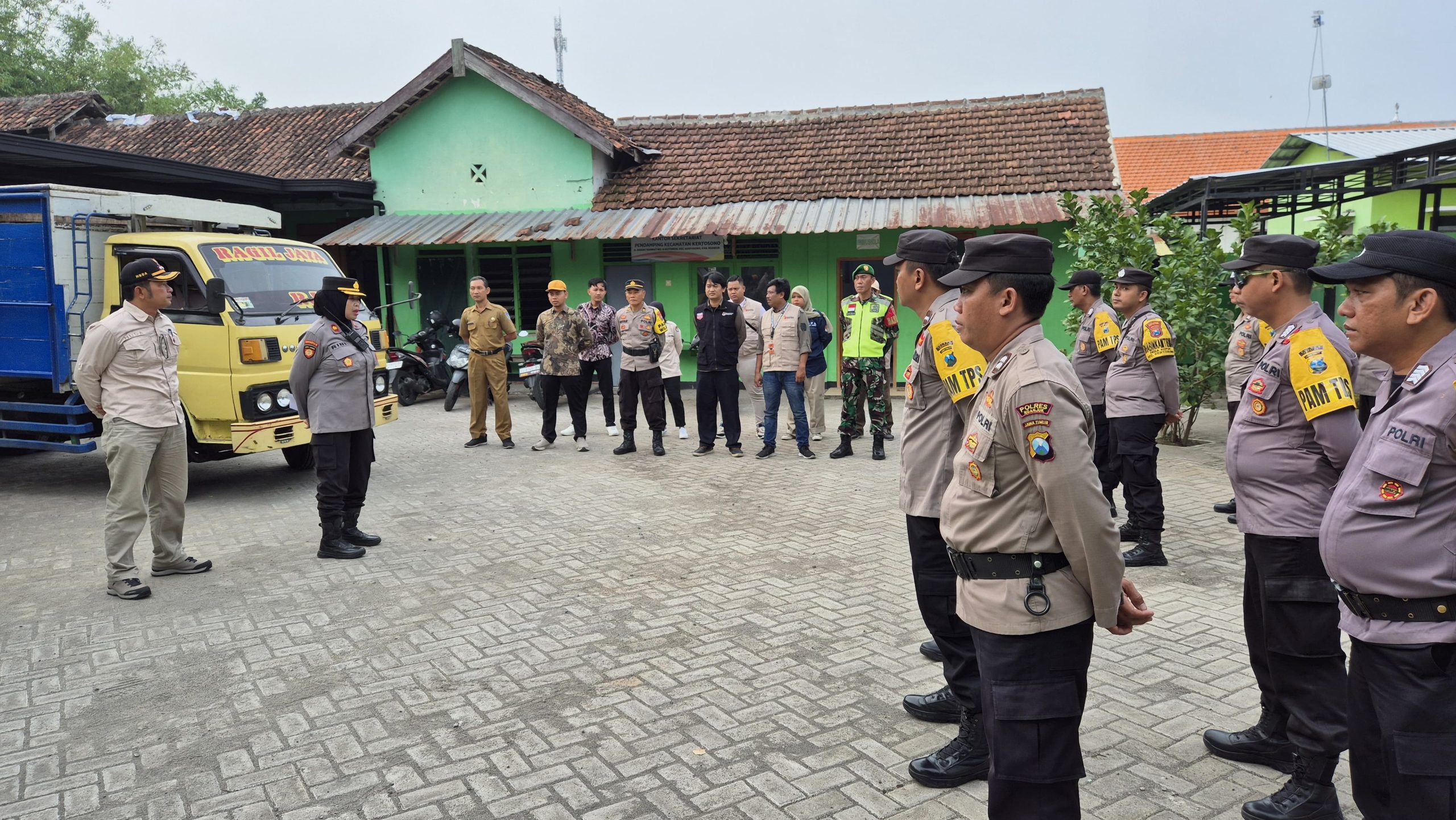 Demi Suksesnya Pilkada 2024 Polsek Kertosono Laksanakan Pengawalan Kotak Suara