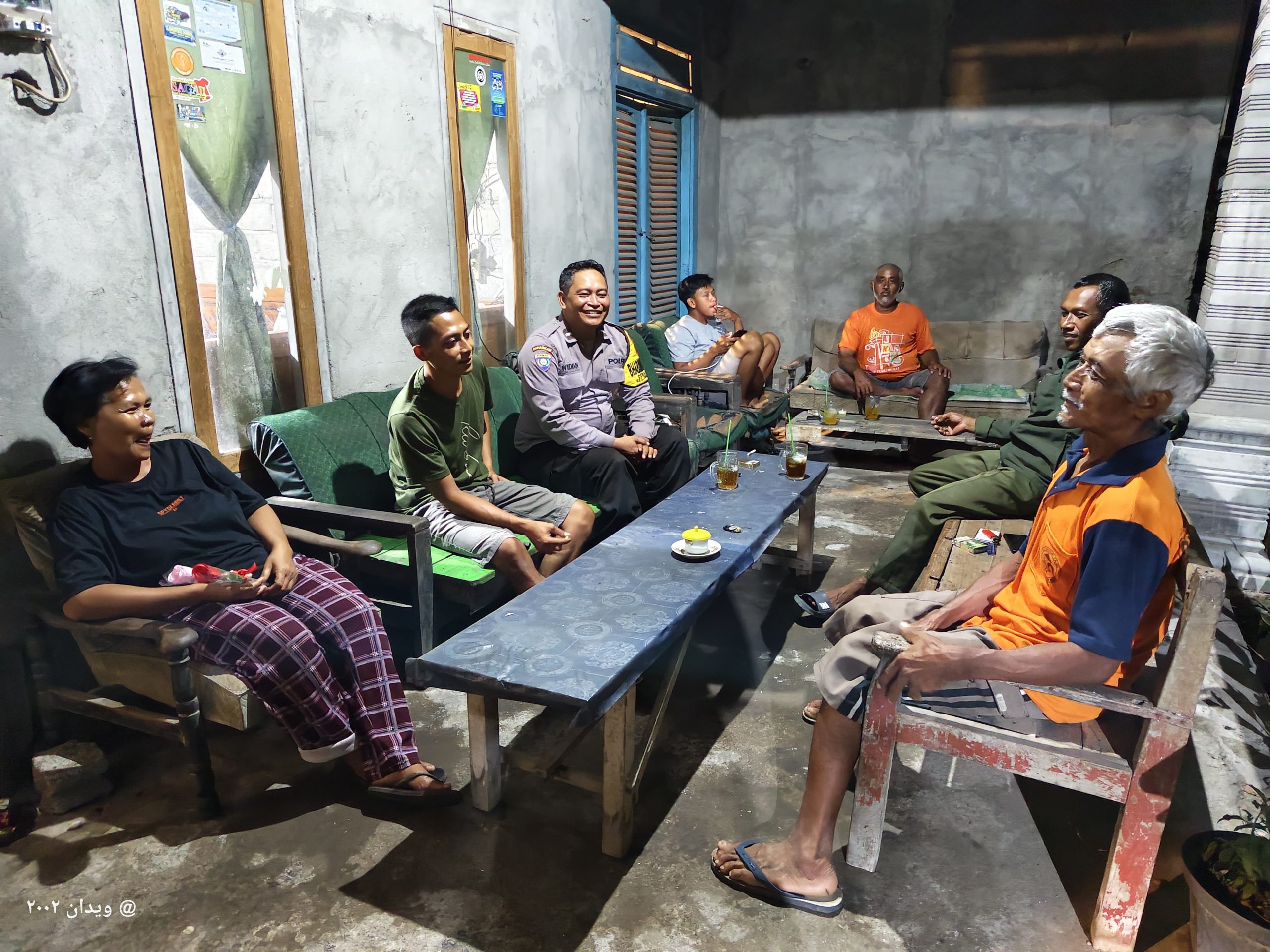 Jaga Kondusifitas Pasca Pemungutan Suara Pilkada, Bhabinkamtibmas Polsek Warujayeng Gelar Sambang Desa