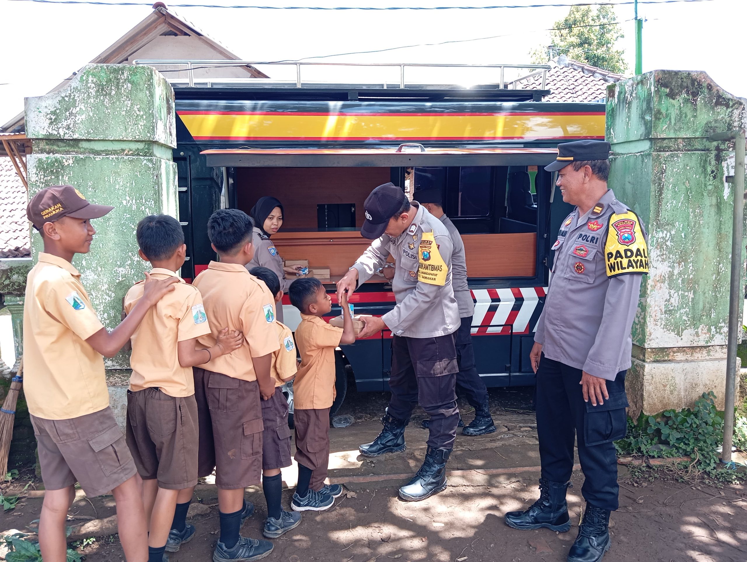 Mobil Cinta Polres Nganjuk Kembali Bagikan Ratusan Kotak Makan Siang Sehat Gratis