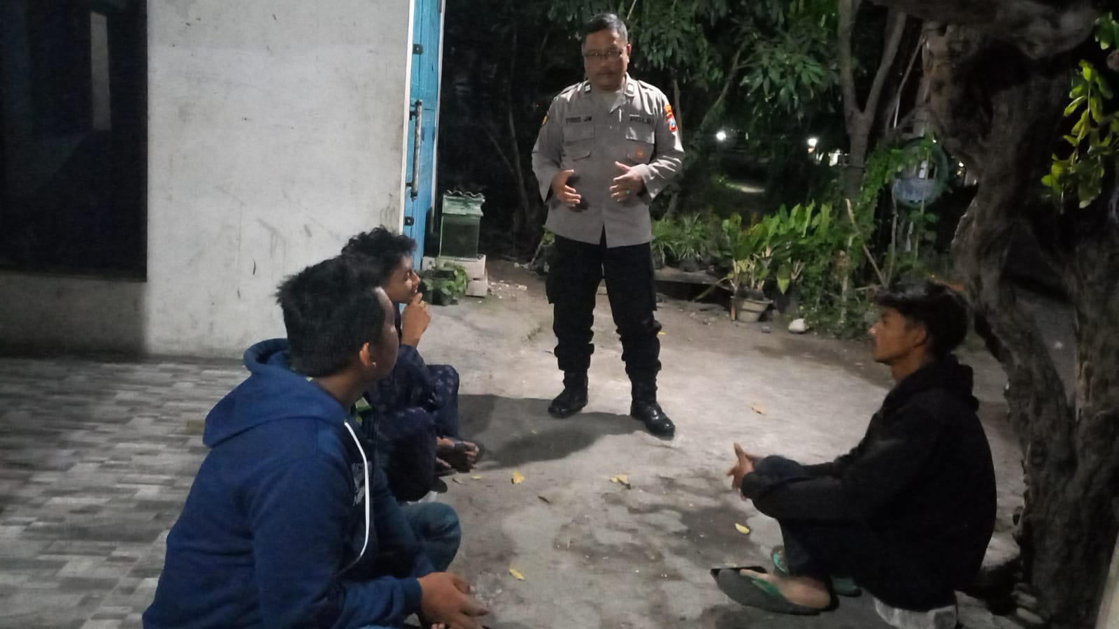 Brikan Rasa Aman, Polsek Jatikalen Gelar Patroli Dialogis dengan Pemuda Di Malam Hari