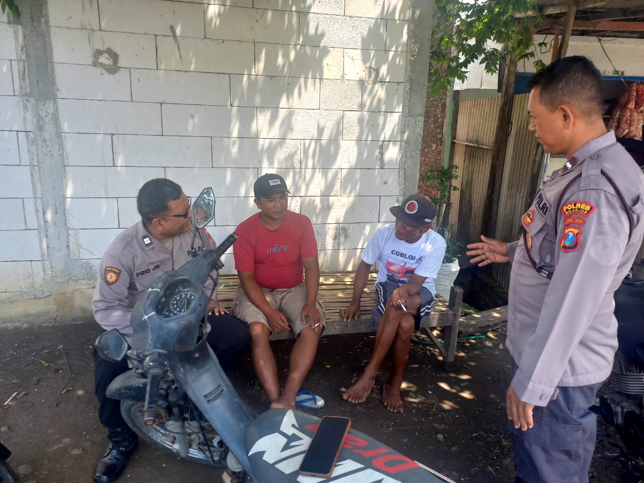 Lakukan Patroli Dialogis, Personil Polsek Jatikalen Berikan Himbauan Kamtibmas Kepada Warga Masyarakat