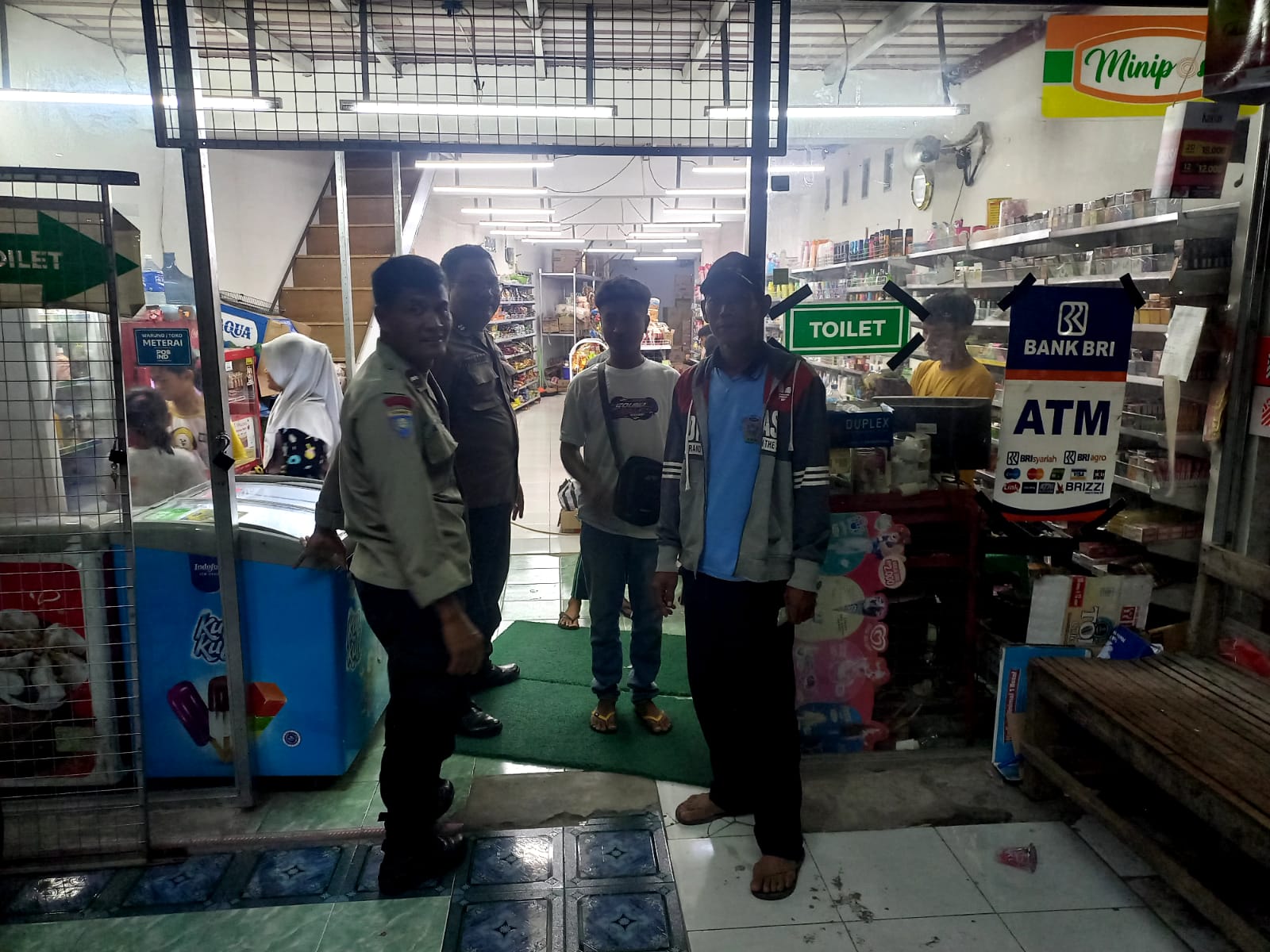 Patroli dialogis kepada Pengunjung Indomaret di Desa Jatikalen antisipasi gangguan kamtibmas