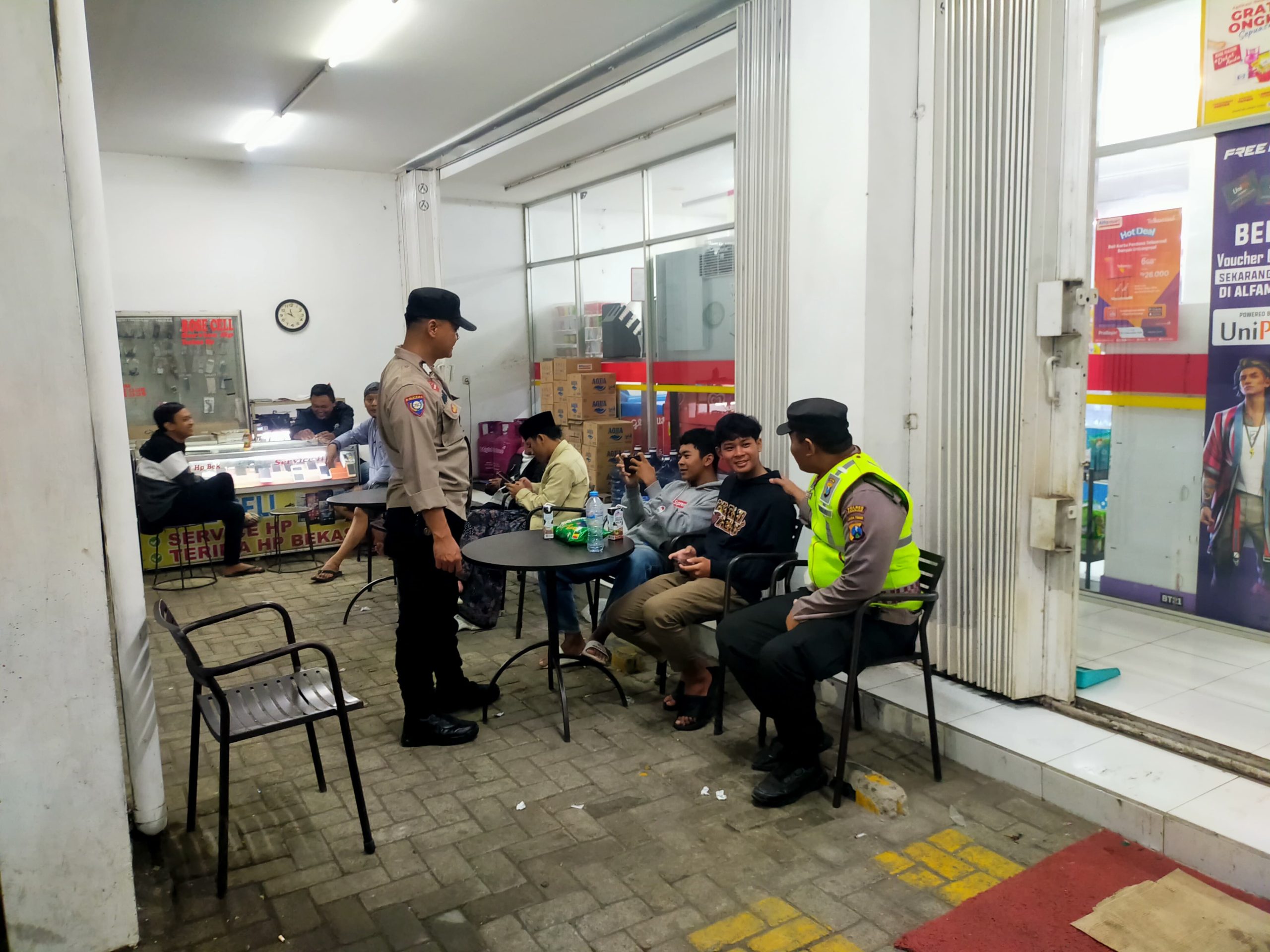 Personel Patroli Polsek Warujayeng Himbau Warga di Rest Area untuk Jaga Keselamatan