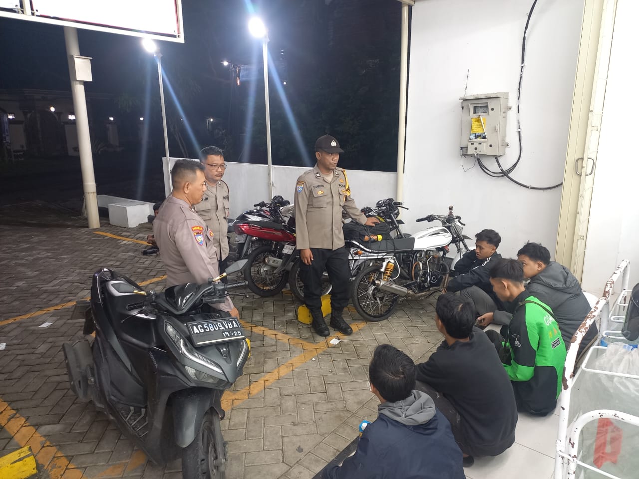 Jaga Kamtibmas di Malam Hari, Personel polsek Jatikalen Patroli Dialogis