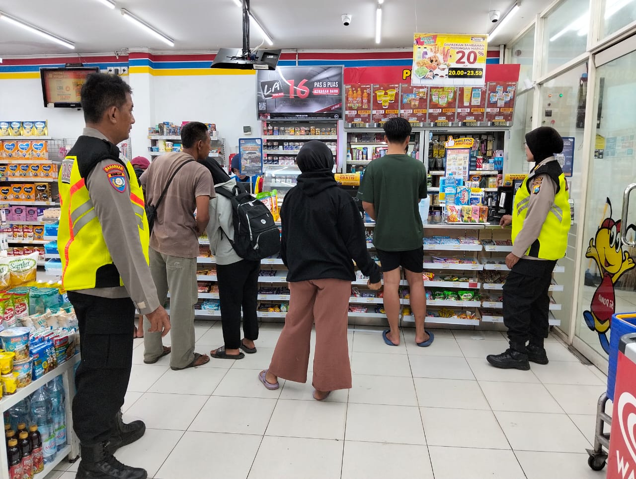 Antisipasi Curanmor anggota Polsek Kertosono Berikan Himbauan Kamtibmas saat Patroli Toko Swalayan