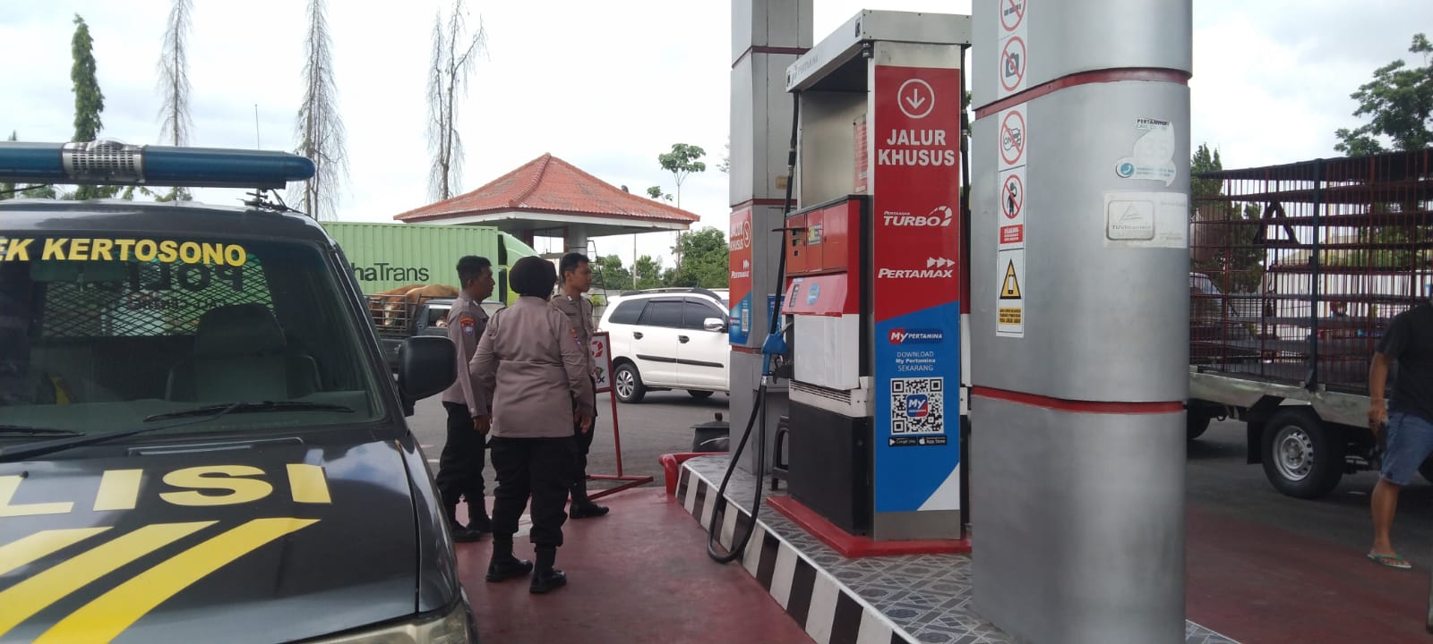 Cek Stok BBM, Patroli Samapta Sampaikan Himbauan Kamtibmas