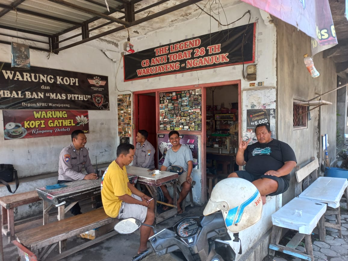Cangkrukan di Warung Kopi, Patroli Polsek Warujayeng Ajak Warga Jaga Kamtibmas