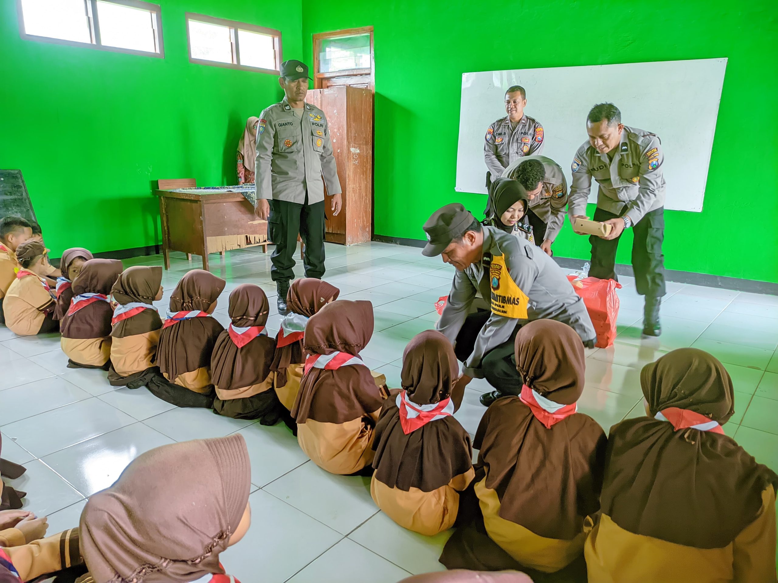 Program Mobil Cinta Polres Nganjuk Sasar SDN Pule dan SDN Jatipunggur, Bagikan Makan Siang Sehat Gratis