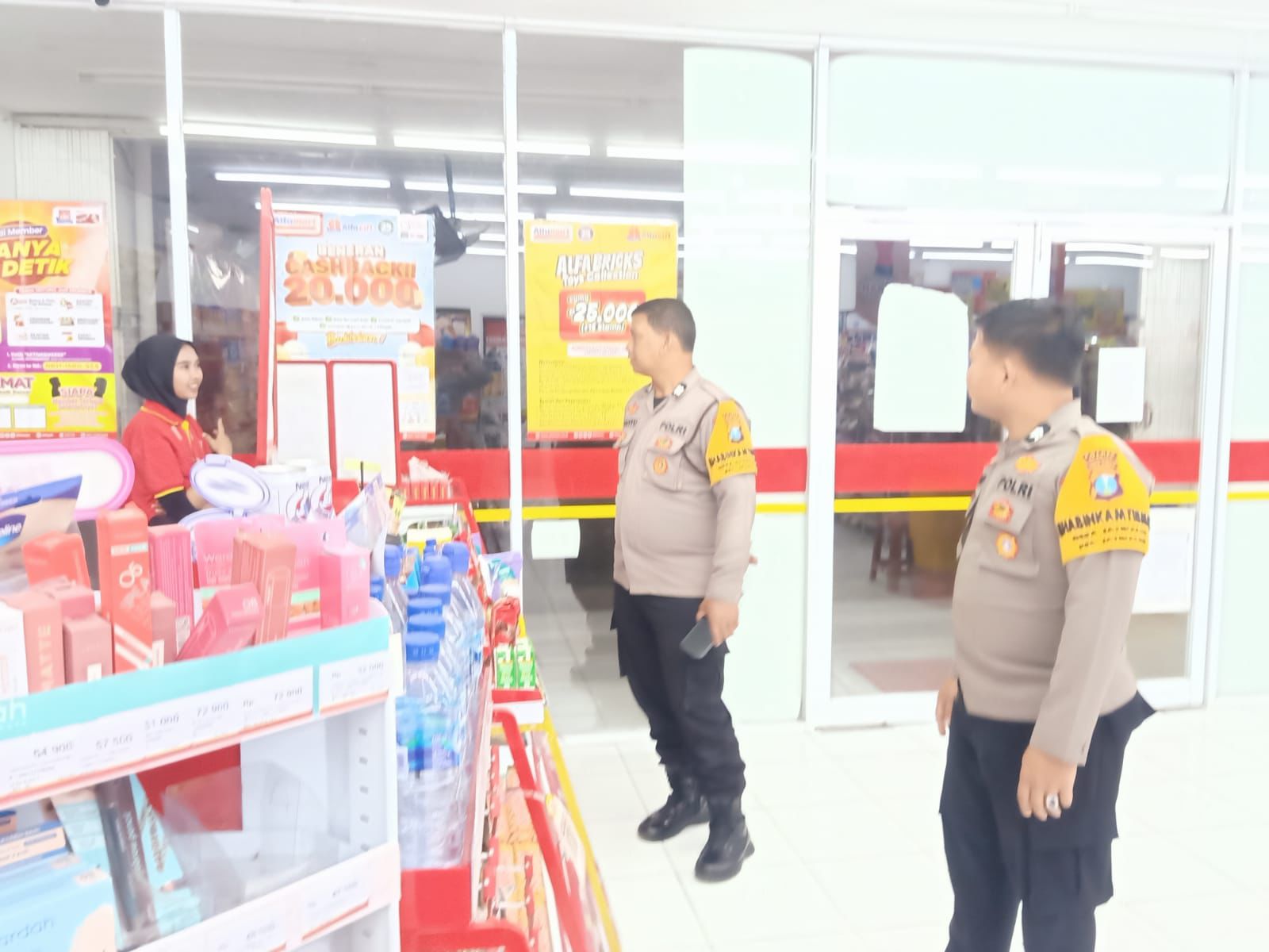 Polsek Jatikalen Patroli Ke Indomaret Jatikalen, Ingatkan Karyawan Waspada dengan kejahatan