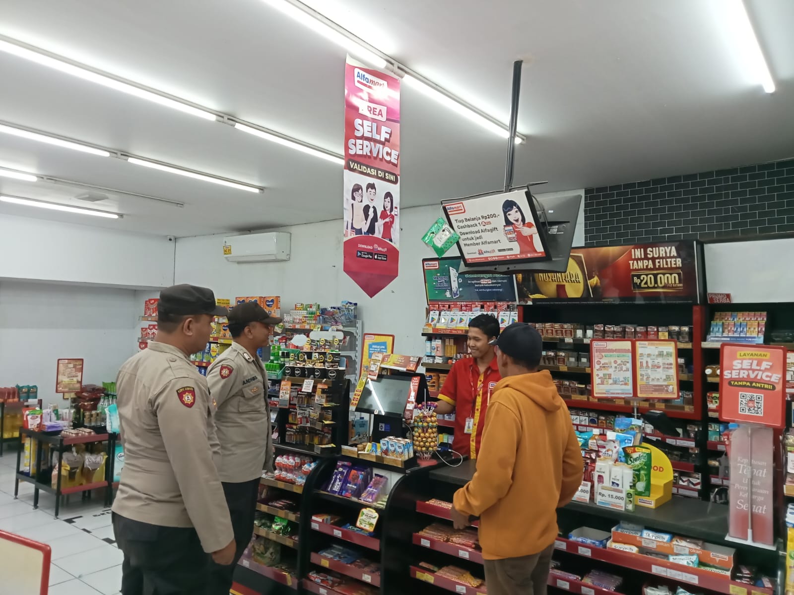 Cegah Aksi Kriminalitas, Polsek Warujayeng Patroli Minimarket Saat Malam Hari
