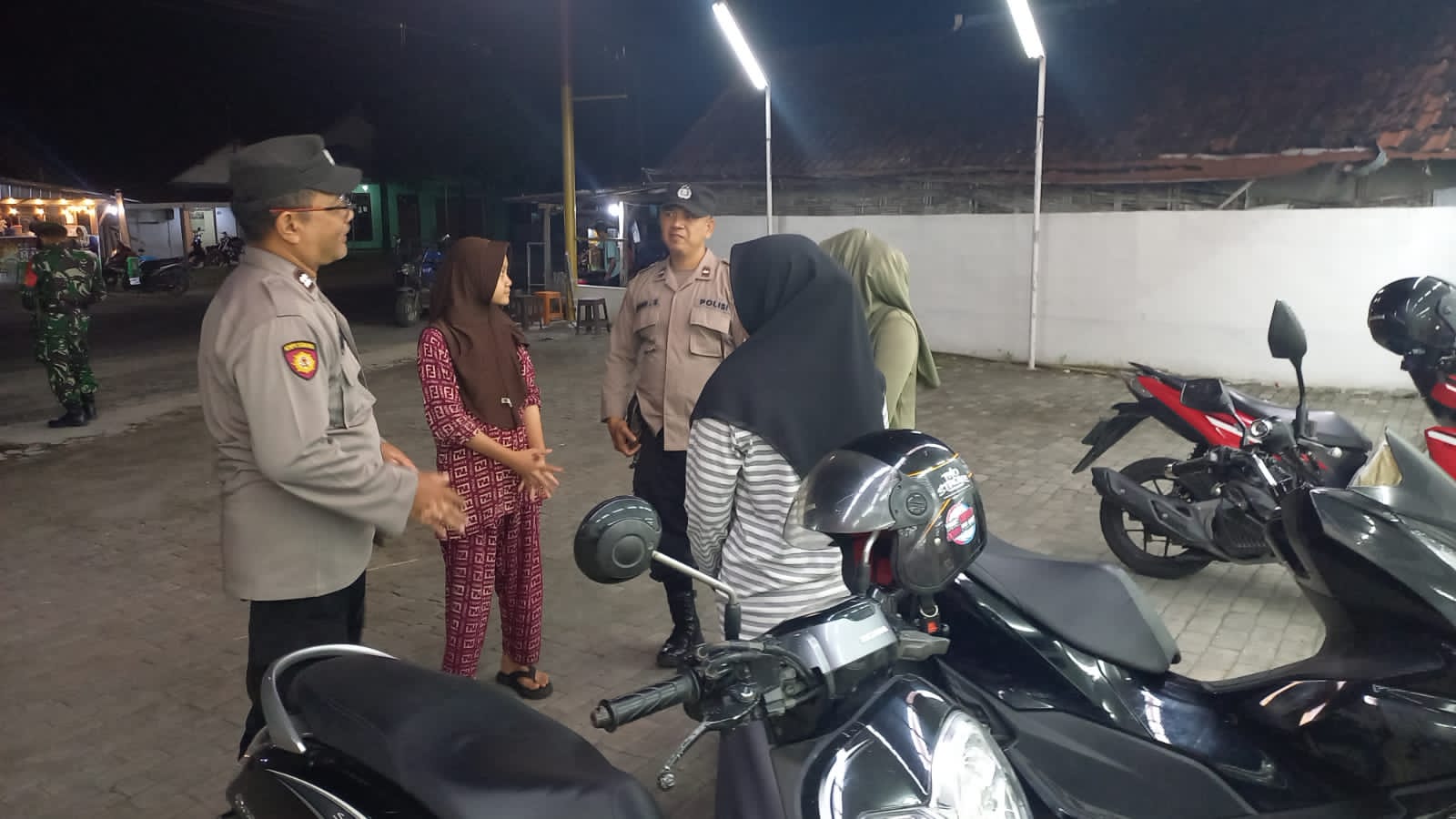 Patroli Alwi Mart Personil Polsek Jatikalen Berikan Himbauan Dan Pesan Kamtibmas