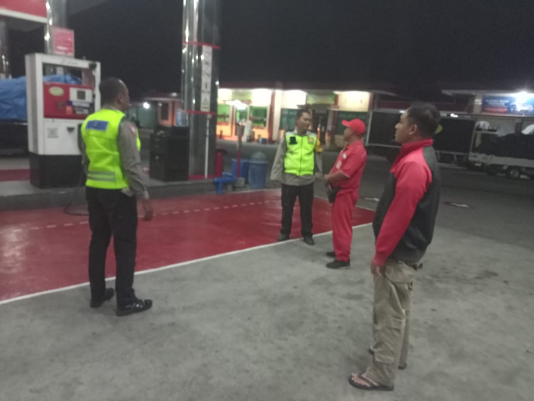 Patroli Samapta Polsek Kertosono Berikan Himbauan Kamtibmas saat Patroli di SPBU