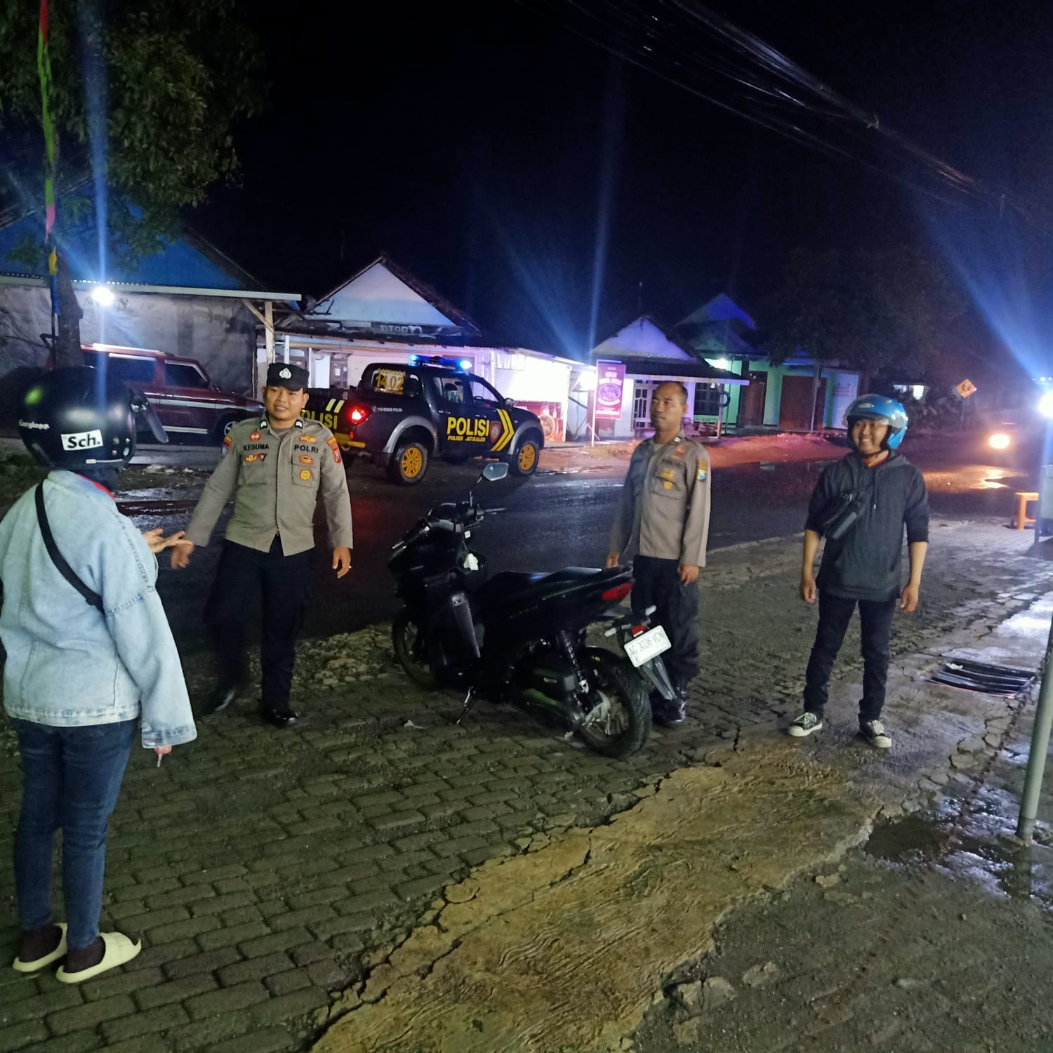 Berikan Rasa Aman, Polsek Jatikalen Gelar Patroli Dialogis Di Malam Hari