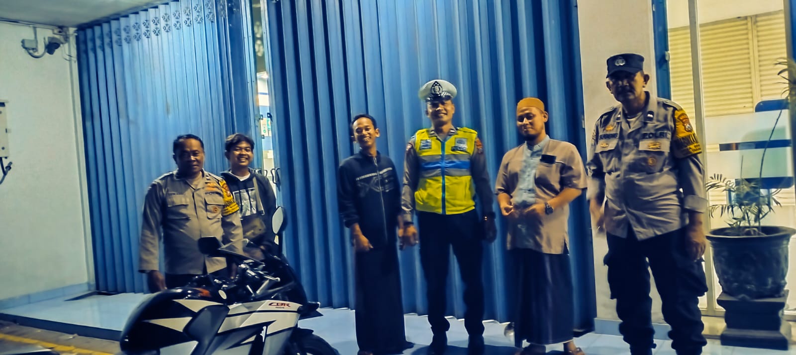 Cegah Aksi Kejahatan, Regu Patroli Polsek Warujayeng Sambangi Kantor Perbankan