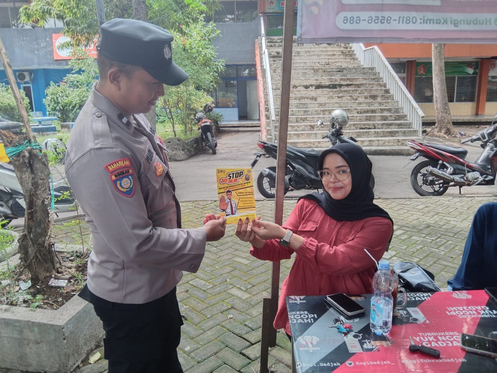 Polsek Nganjuk Kota Galakkan Kampanye “Stop Judi Online” dengan Sebar Pamflet