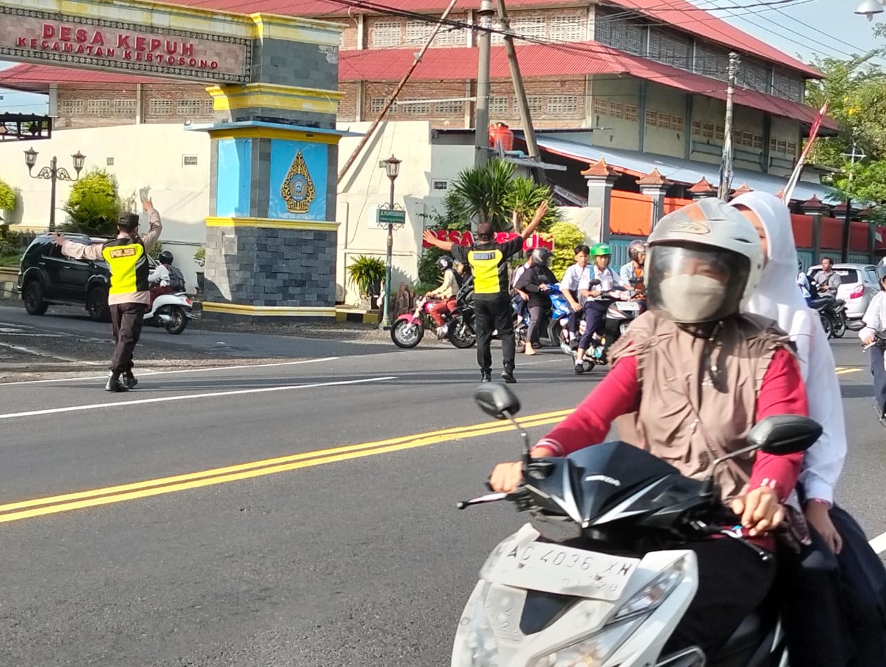 Giat Gaktur Pagi Polsek Kertosono Bantu Penyeberangan Masyarakat